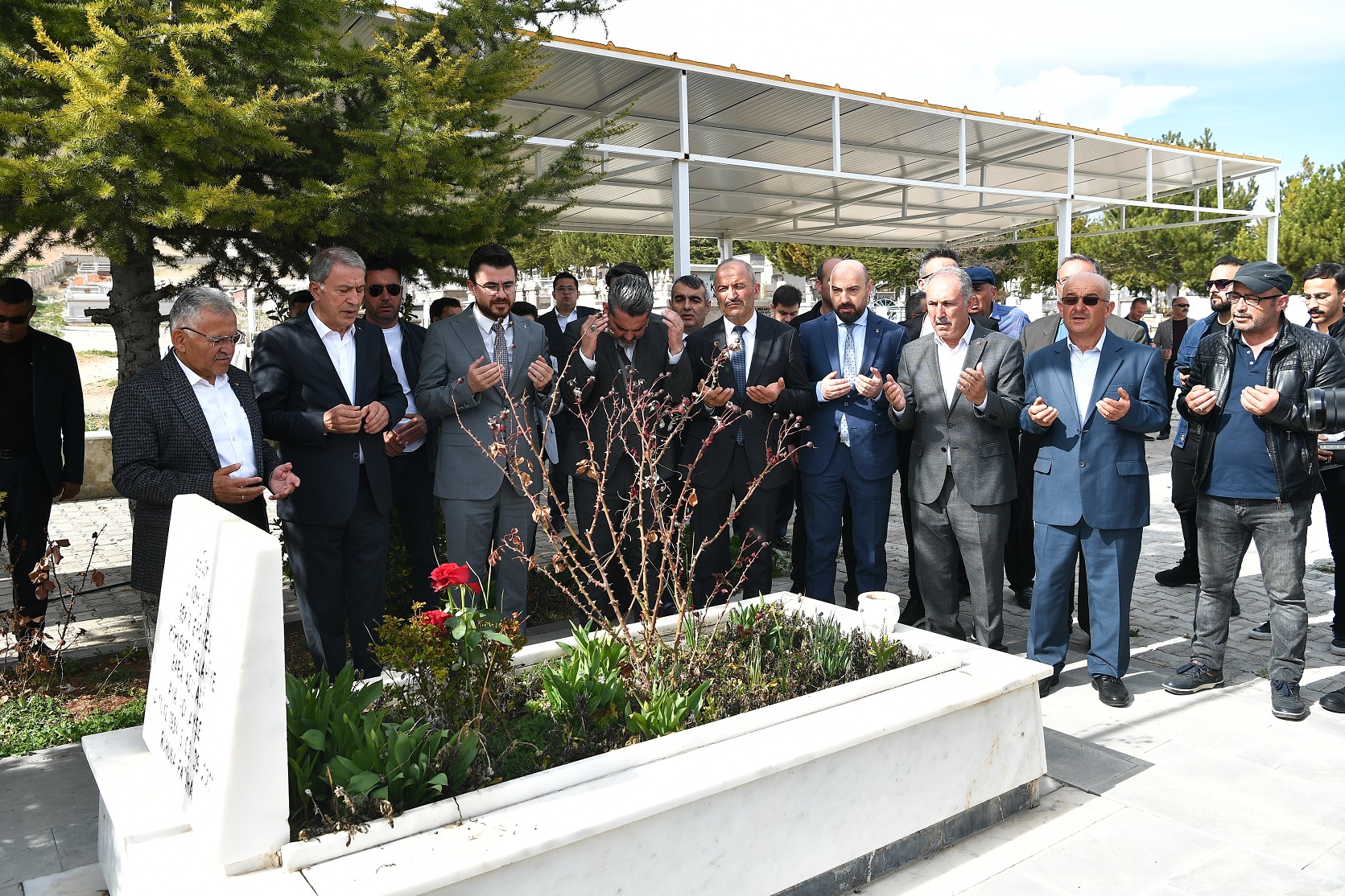 Bakan Akar ve Başkan Büyükkılıç’tan İlçelere Çıkarma