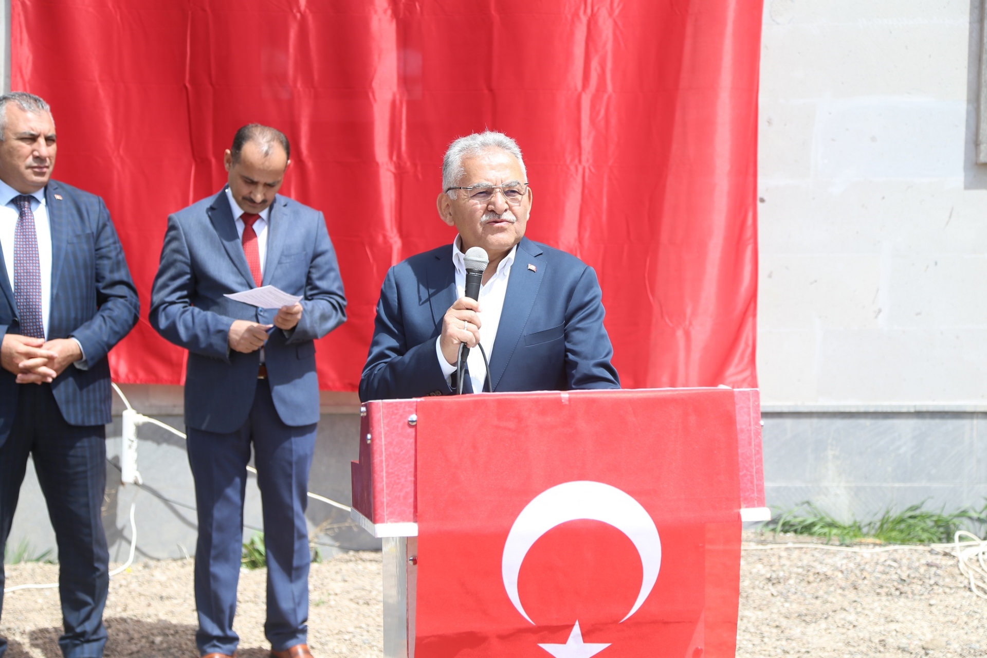 Başkan Büyükkılıç Sarıoğlan’da Konuştu: “Sizlerin Hizmetkârıyız”