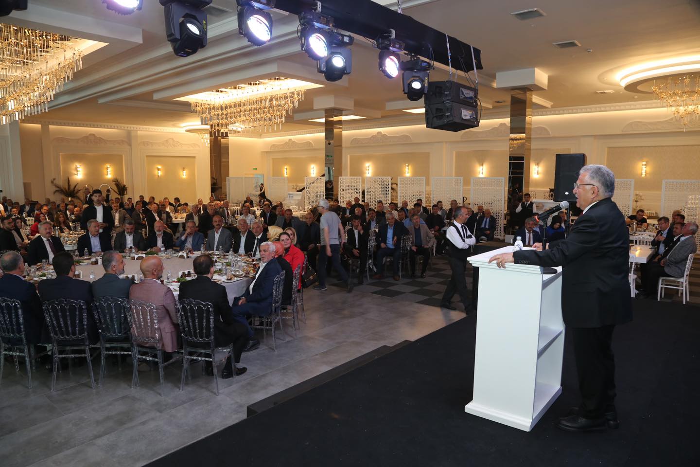 Bakan Akar ve Başkan Büyükkılıç Muhtarlarla Buluştu