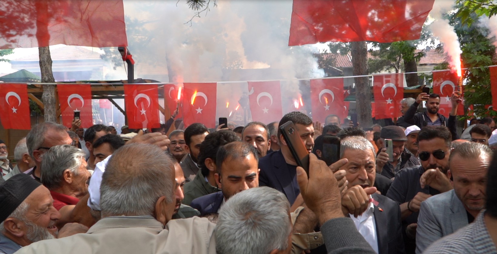 Bakan Akar ve Başkan Büyükkılıç’a Tomarza’da Meşaleli Karşılama