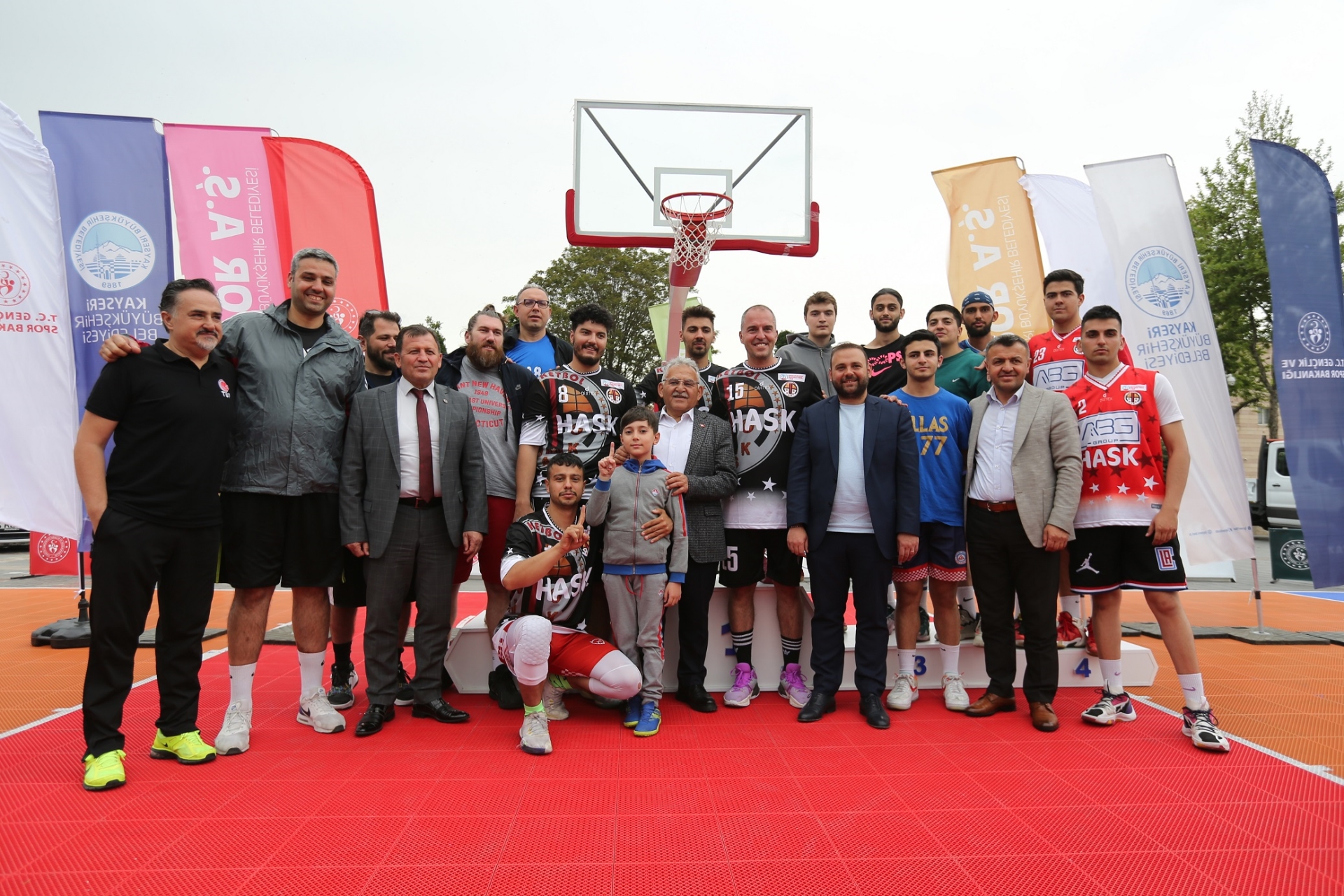 Başkan Büyükkılıç, Basketbol Turnuvasında Gençlerin Coşkusuna Ortak Oldu