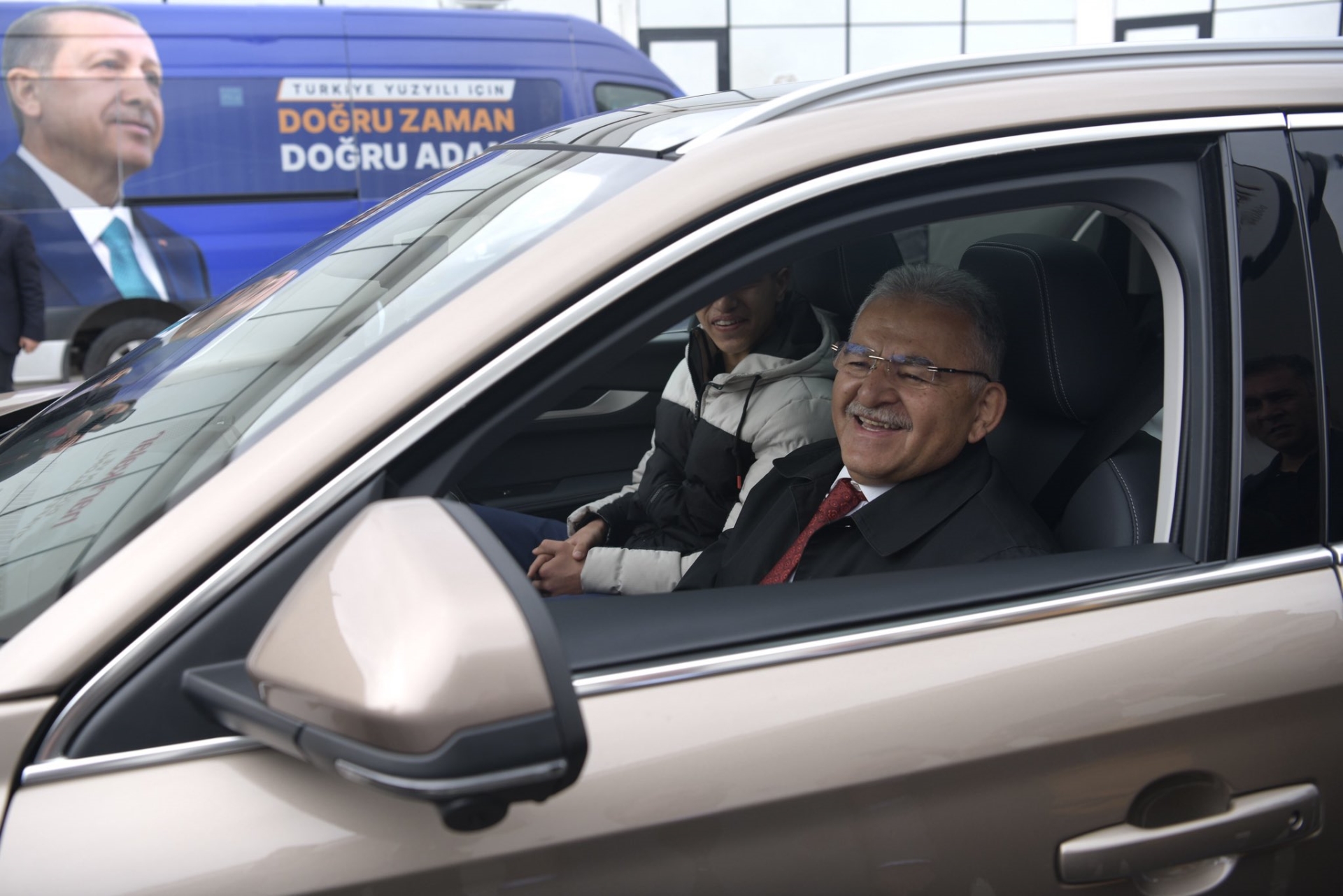 Başkan Büyükkılıç’tan Büyükşehir Belediyesi’nin TOGG’u ile Öğrencilere Şehir Turu