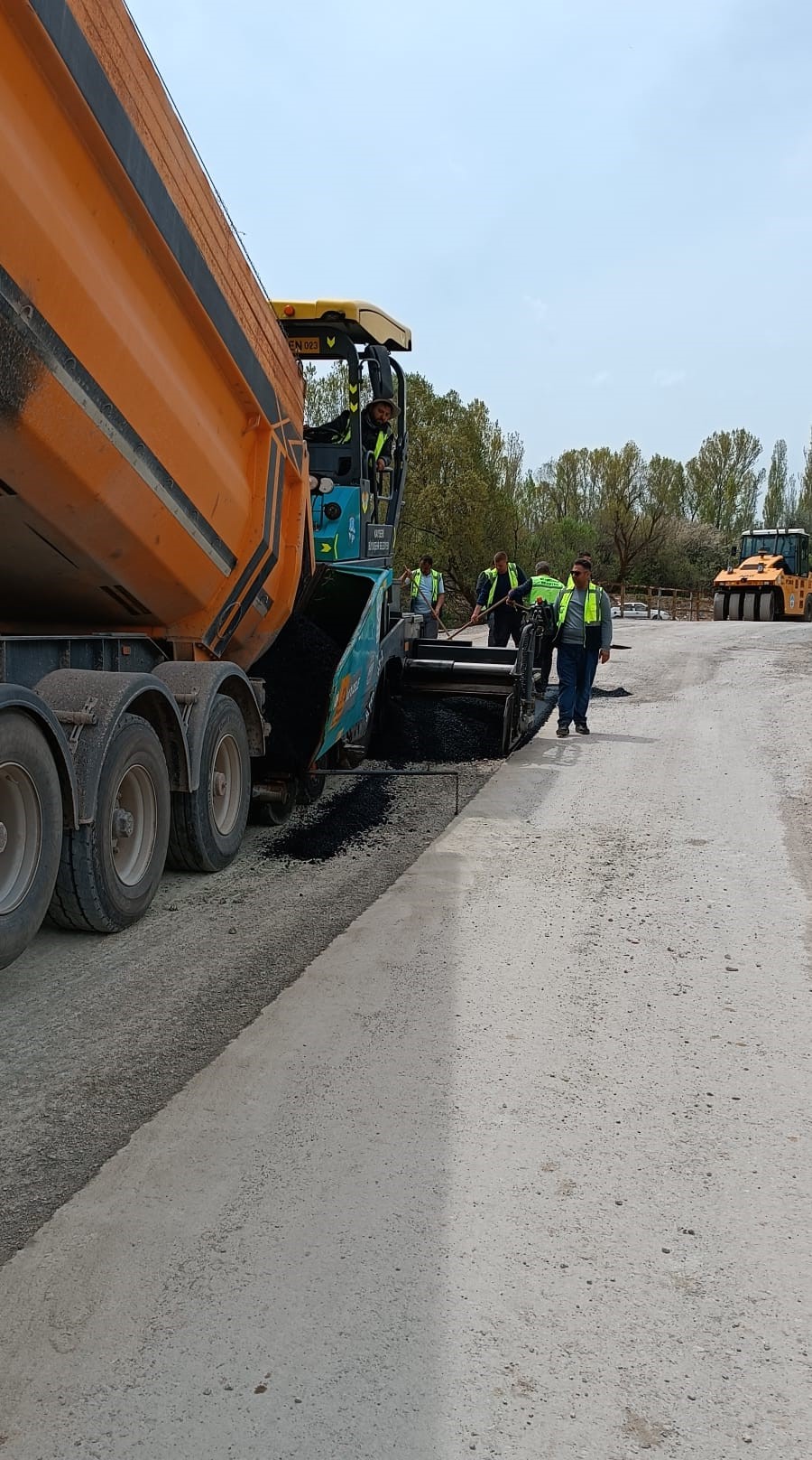 Büyükşehir’den Doğalgaz Çalışmalarında Zarar Gören Yollarda Sıcak Asfalt Çalışması