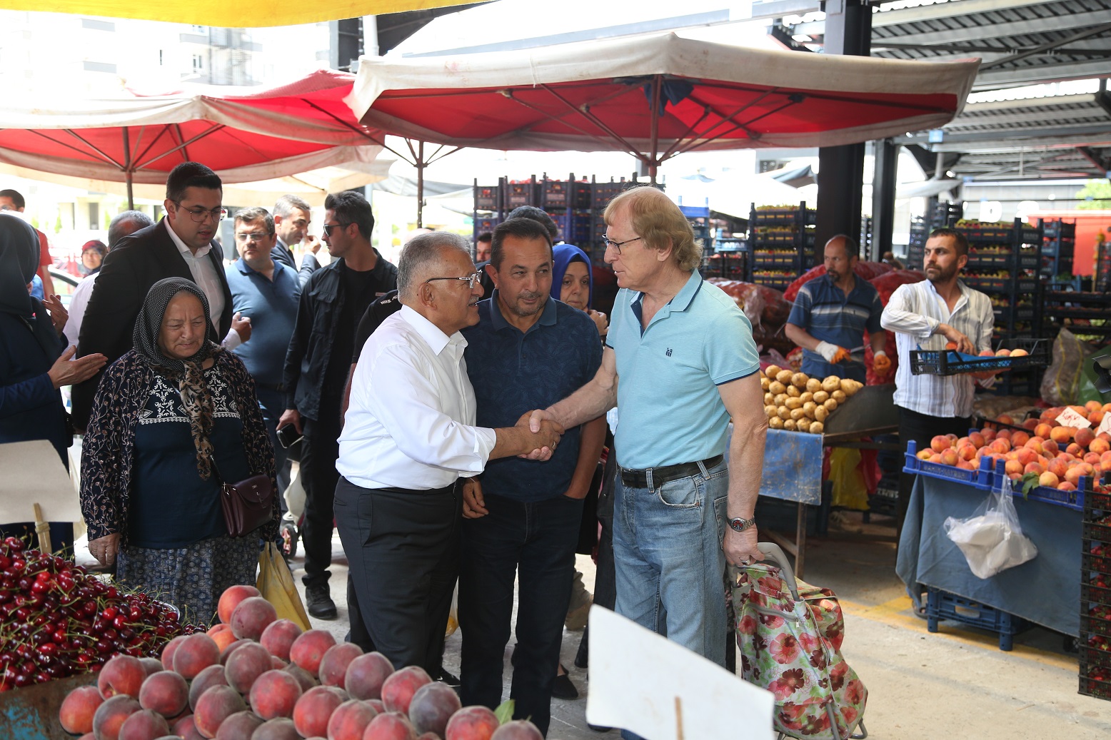 Başkan Büyükkılıç, Büyükşehir’in Yenilediği Pazar Yerinde Esnaf ve Vatandaşla Buluştu