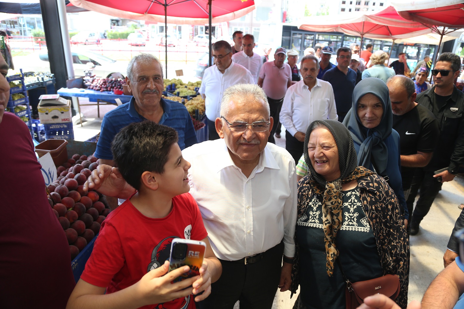 Başkan Büyükkılıç, Büyükşehir’in Yenilediği Pazar Yerinde Esnaf ve Vatandaşla Buluştu
