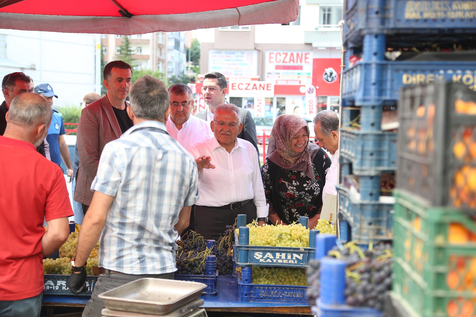 Başkan Büyükkılıç, Büyükşehir’in Yenilediği Pazar Yerinde Esnaf ve Vatandaşla Buluştu