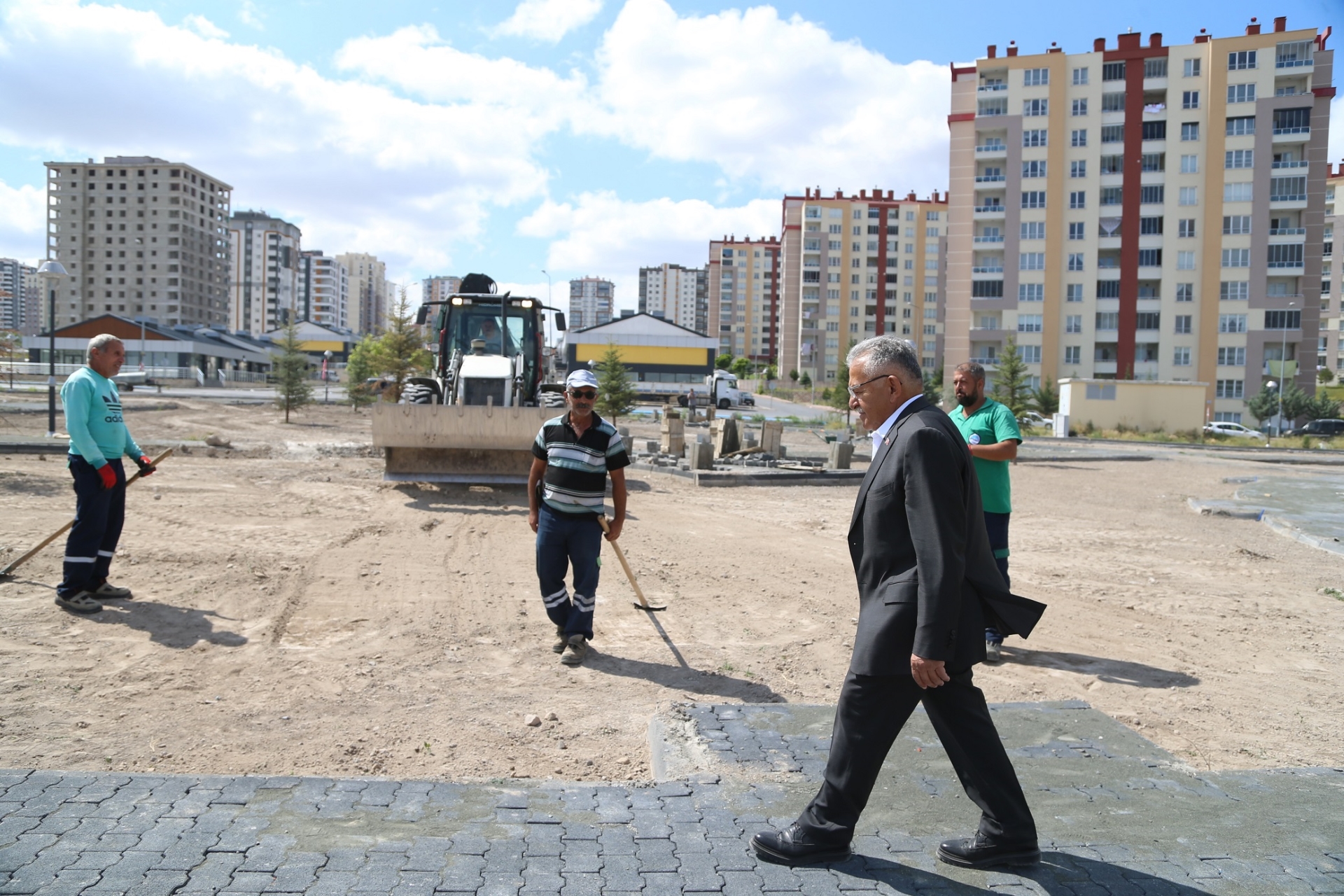 Yeşilyurt Park Alanı’nda İnceleme Yapan Başkan Büyükkılıç, Gençlerle Buluştu