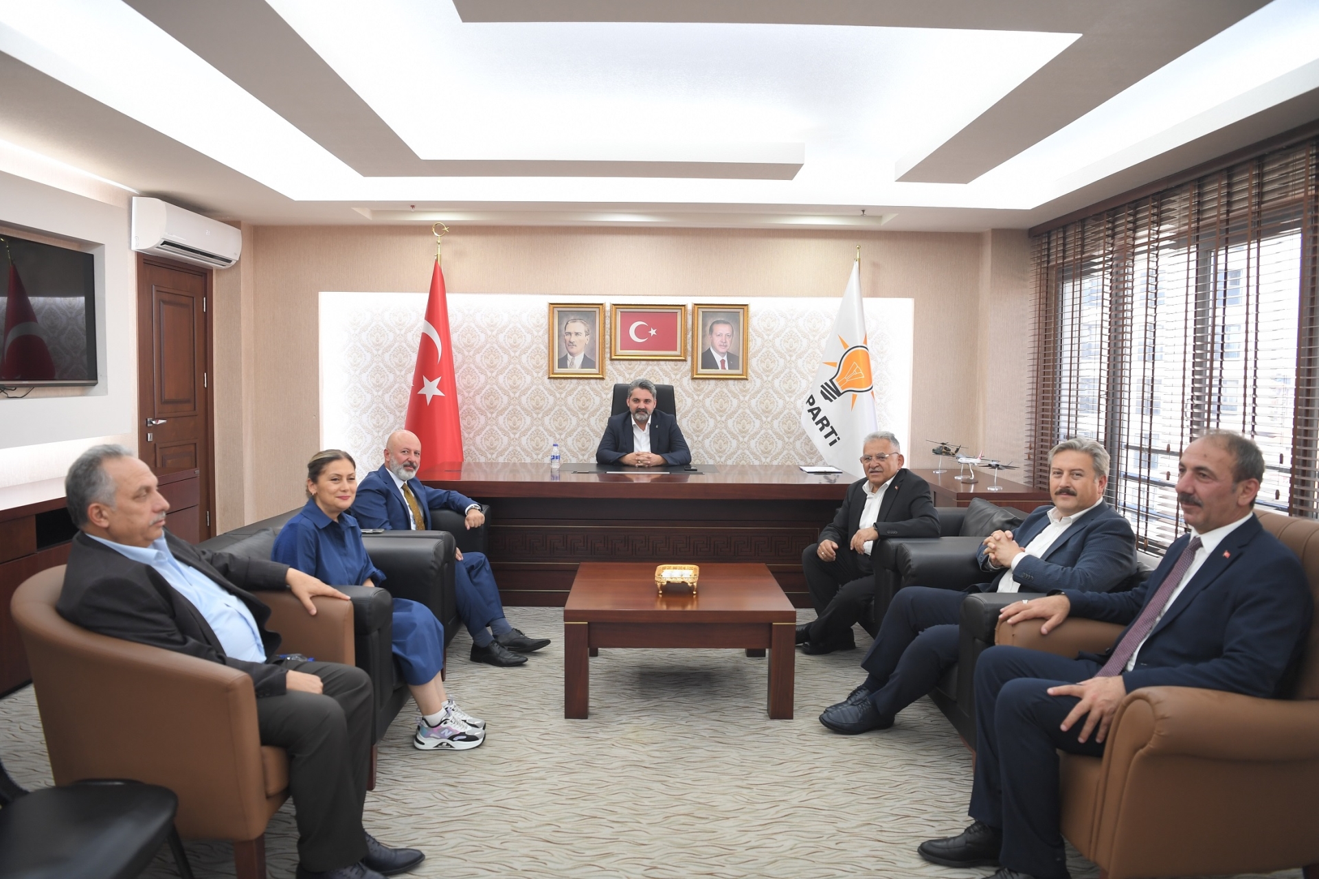 Büyükkılıç’tan Başkanlarla, AK Parti İl Başkanı ve Yönetimine “Hayırlı Olsun” Ziyareti