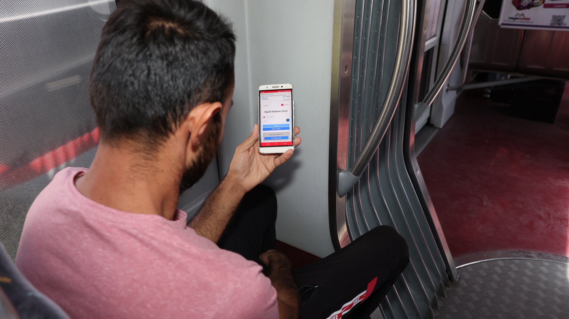 Büyükşehir’in Tramvaylardaki Ücretsiz İnternet Hizmetinden Vatandaşlar Çok Memnun