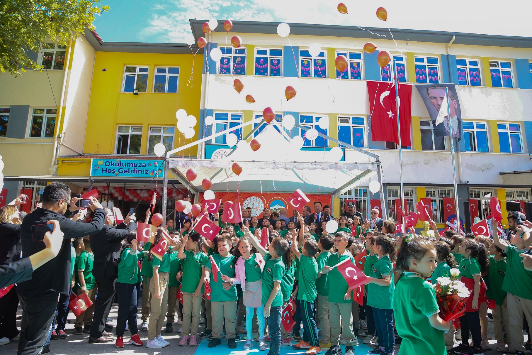 Vali Çiçek ve Başkan Büyükkılıç, Ders Zili Çalan Öğrencilerin Heyecanına Ortak Oldu