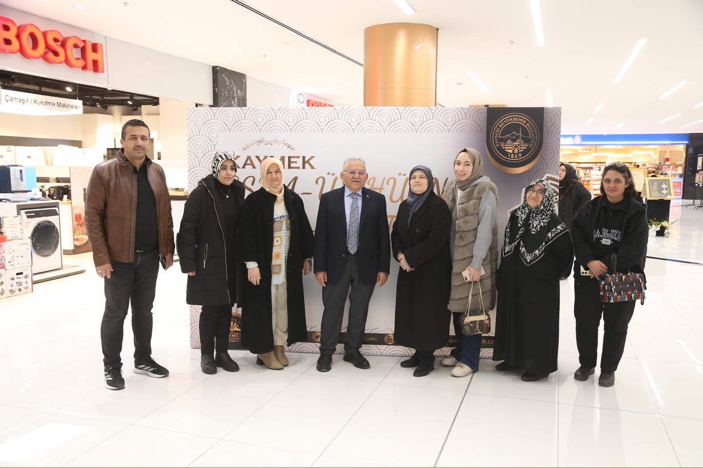 Başkan Büyükkılıç, Esma’ül Hüsna Hüsn-i Hat Sergisi’ni İlgiyle Gezdi
