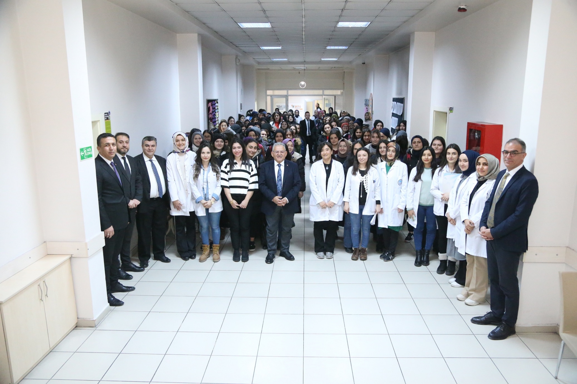 Başkan Büyükkılıç'tan KAYMEK İhtisas Merkezi’nde Gençlere Çat Kapı Ziyaret