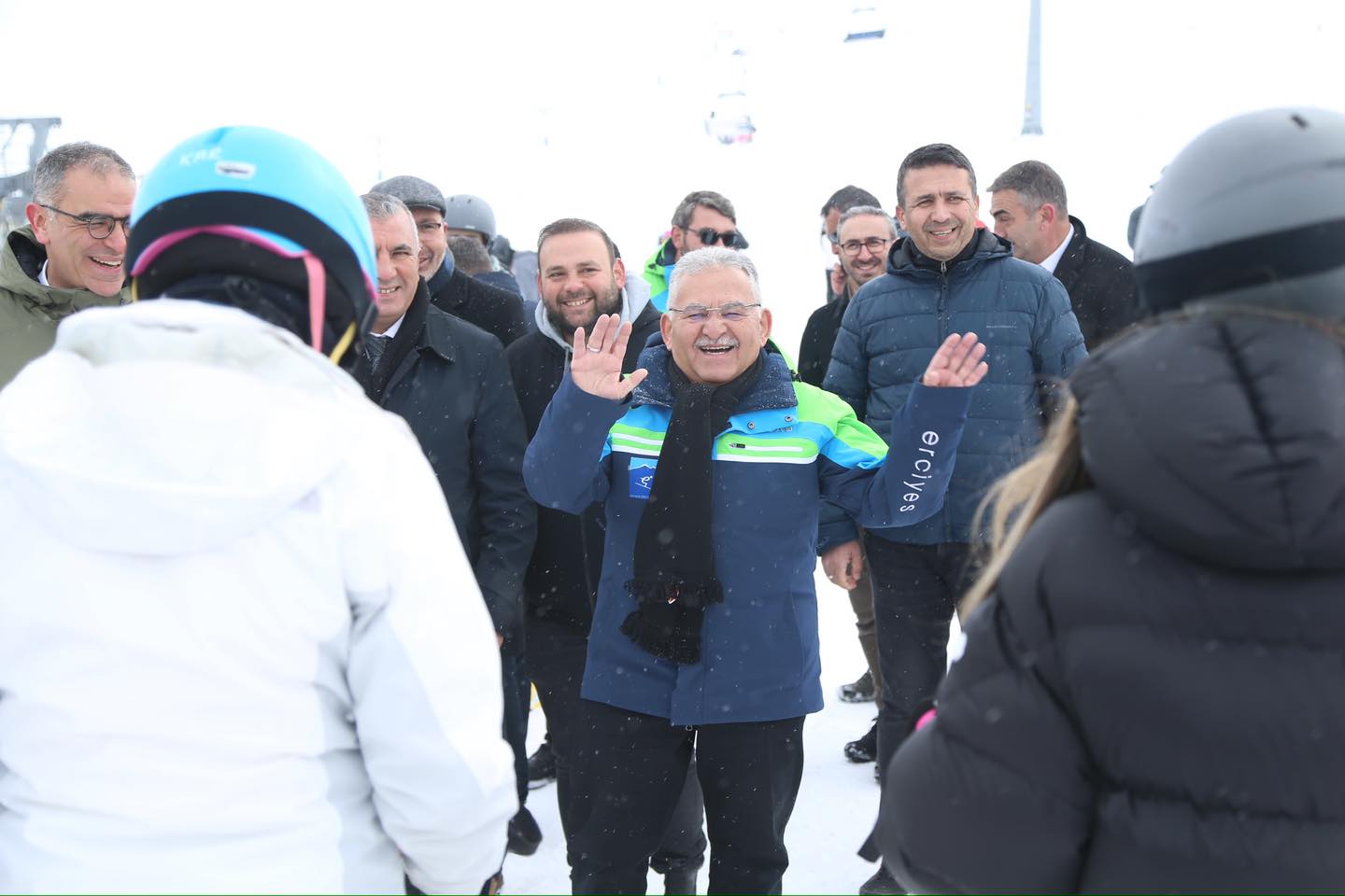 Büyükkılıç, Yarıyıl Tatili Yoğunluğu Yaşayan Erciyes’te Kayak Tutkunları ile Bir Araya Geldi