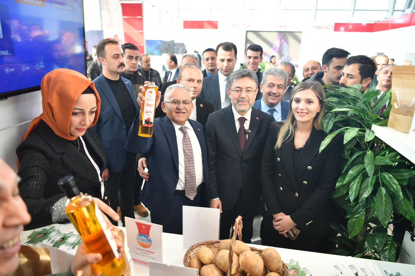 Bakan Yumaklı ve Başkan Büyükkılıç, Bölgenin En Büyük Tarım Fuarını Ziyaret Etti