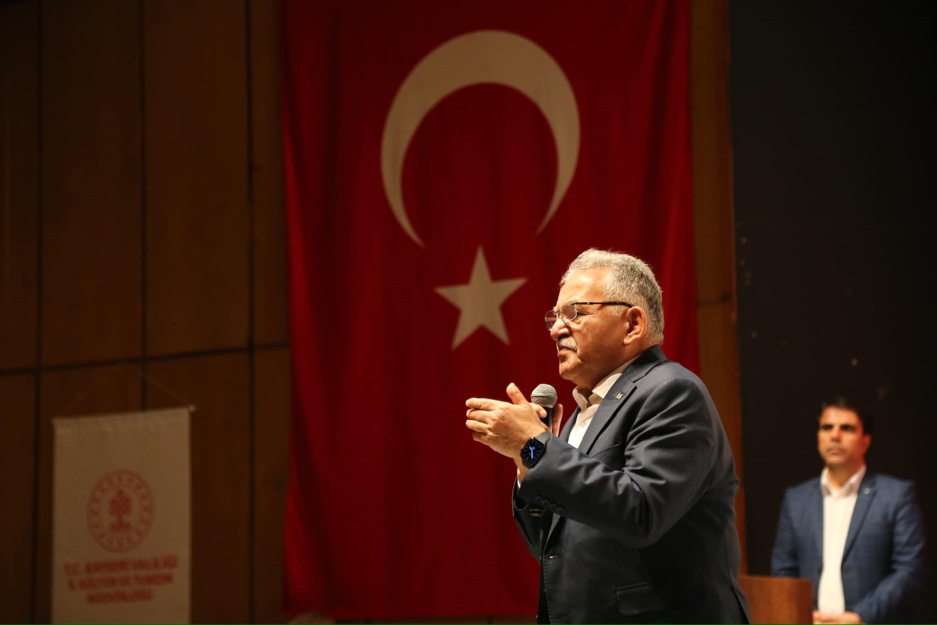 Başkan Büyükkılıç, Deprem Bölgesindeki Anısını Anlatırken Duygu Dolu Anlar Yaşadı