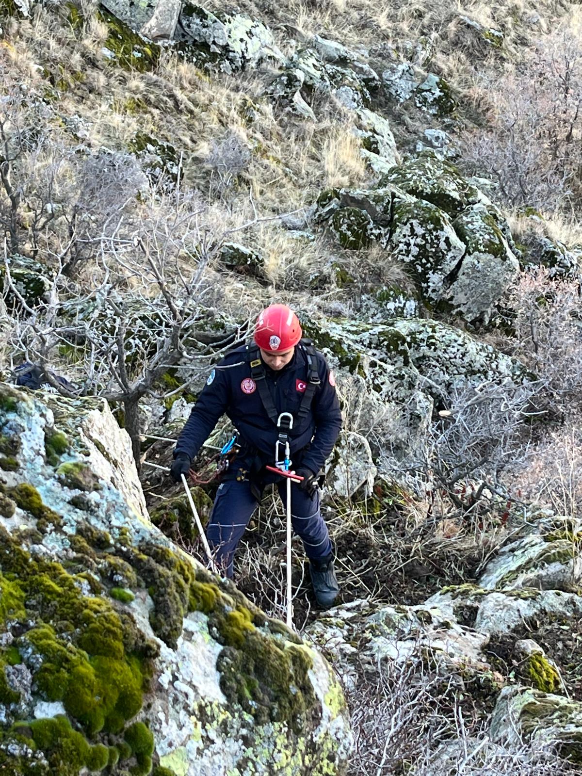 Büyükşehir İtfaiyesi’nden 2 Saatlik “Keçi Kurtarma” Çalışması