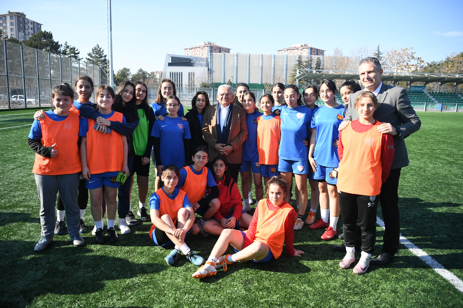 Sümer Amatör Kompleksi'ni Ziyaret Eden Başkan Büyükkılıç, Sporcularla Buluştu