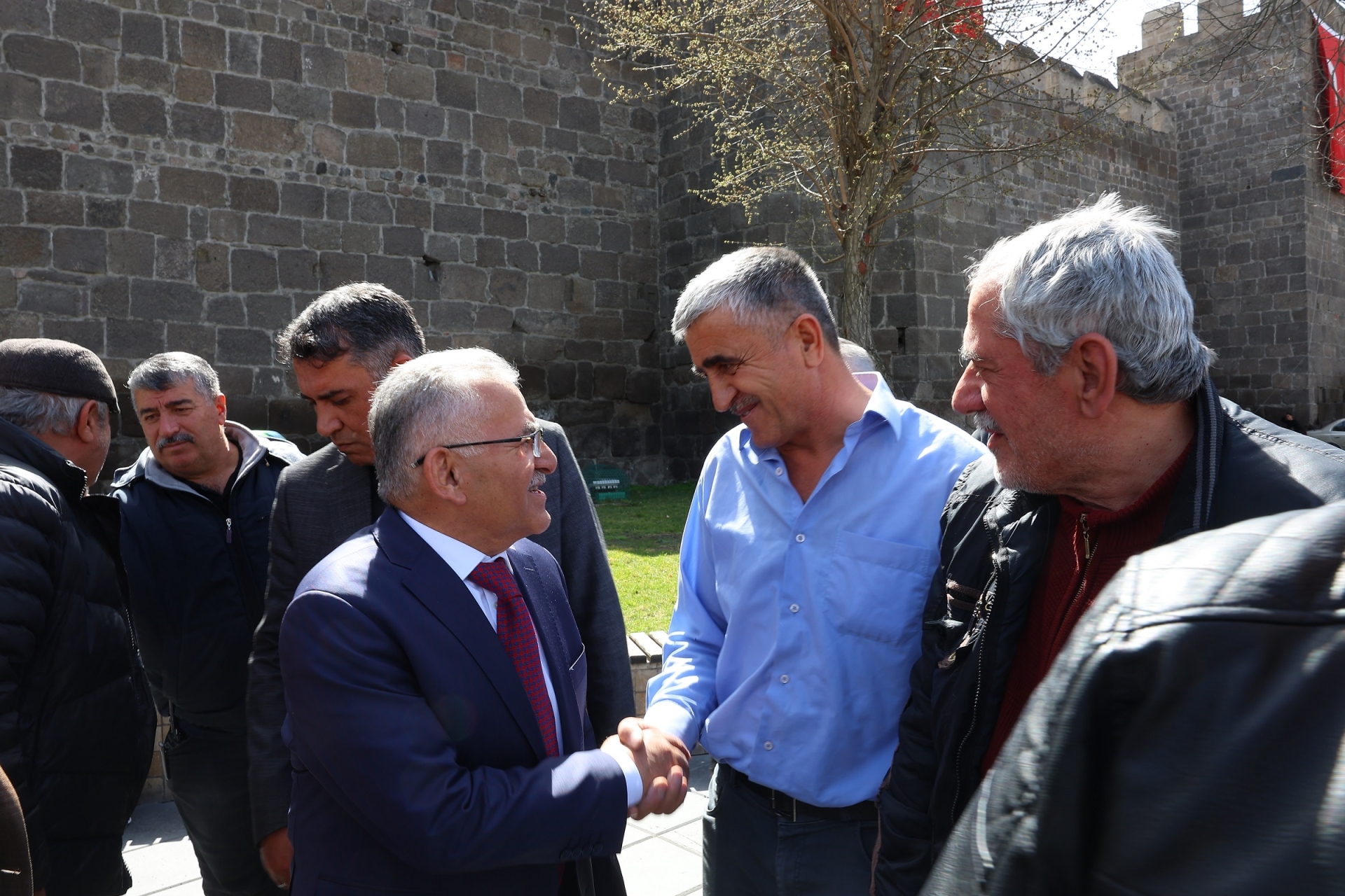 Başkan Büyükkılıç, Cumhuriyet Meydanı’nda Vatandaşla Buluştu, Kale Surlarından Kayseri’ye Mesaj Verdi