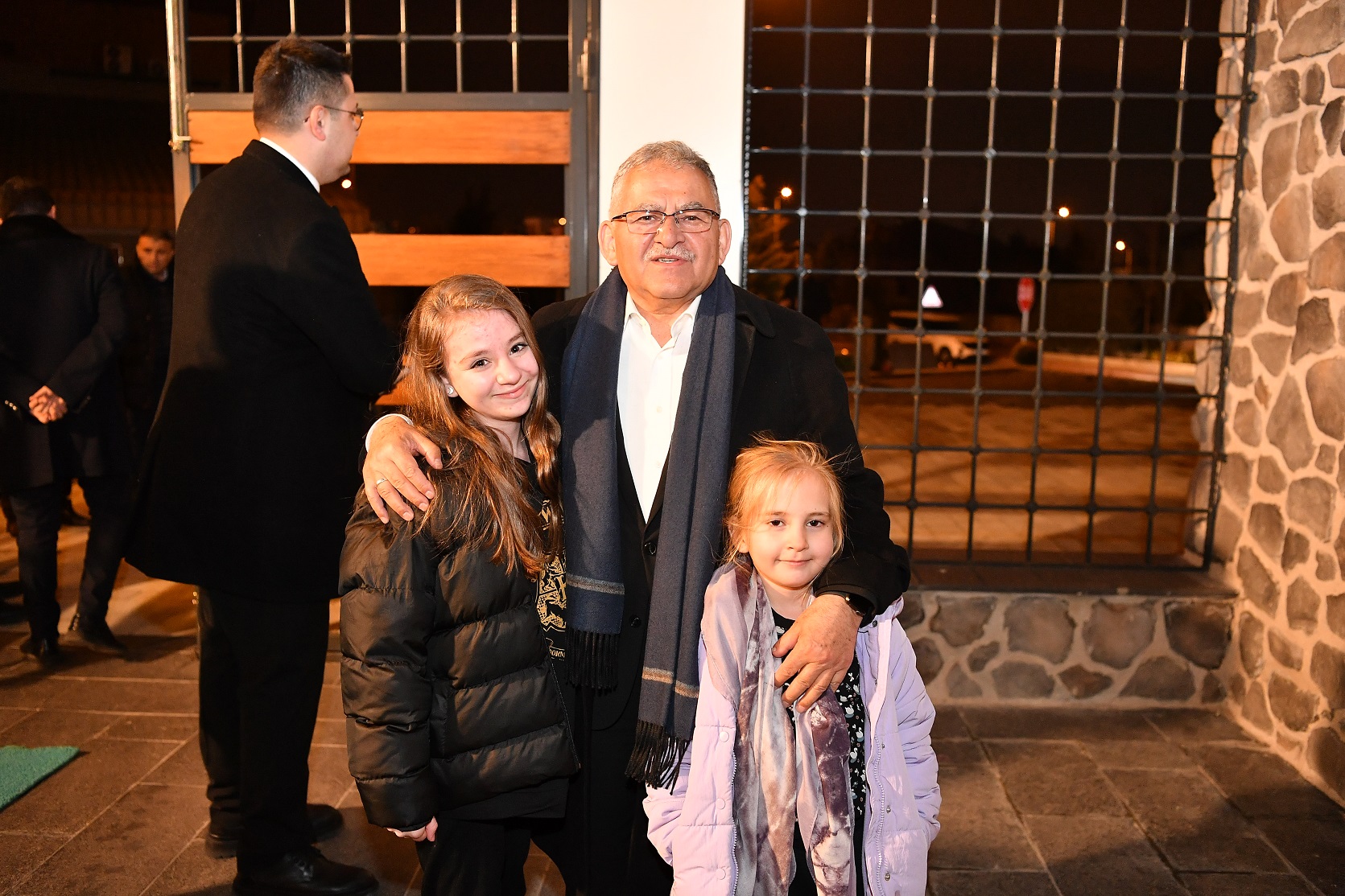 Başkan Büyükkılıç, Teravih Sonrası Vatandaşla Kucaklaşmaya Devam Ediyor