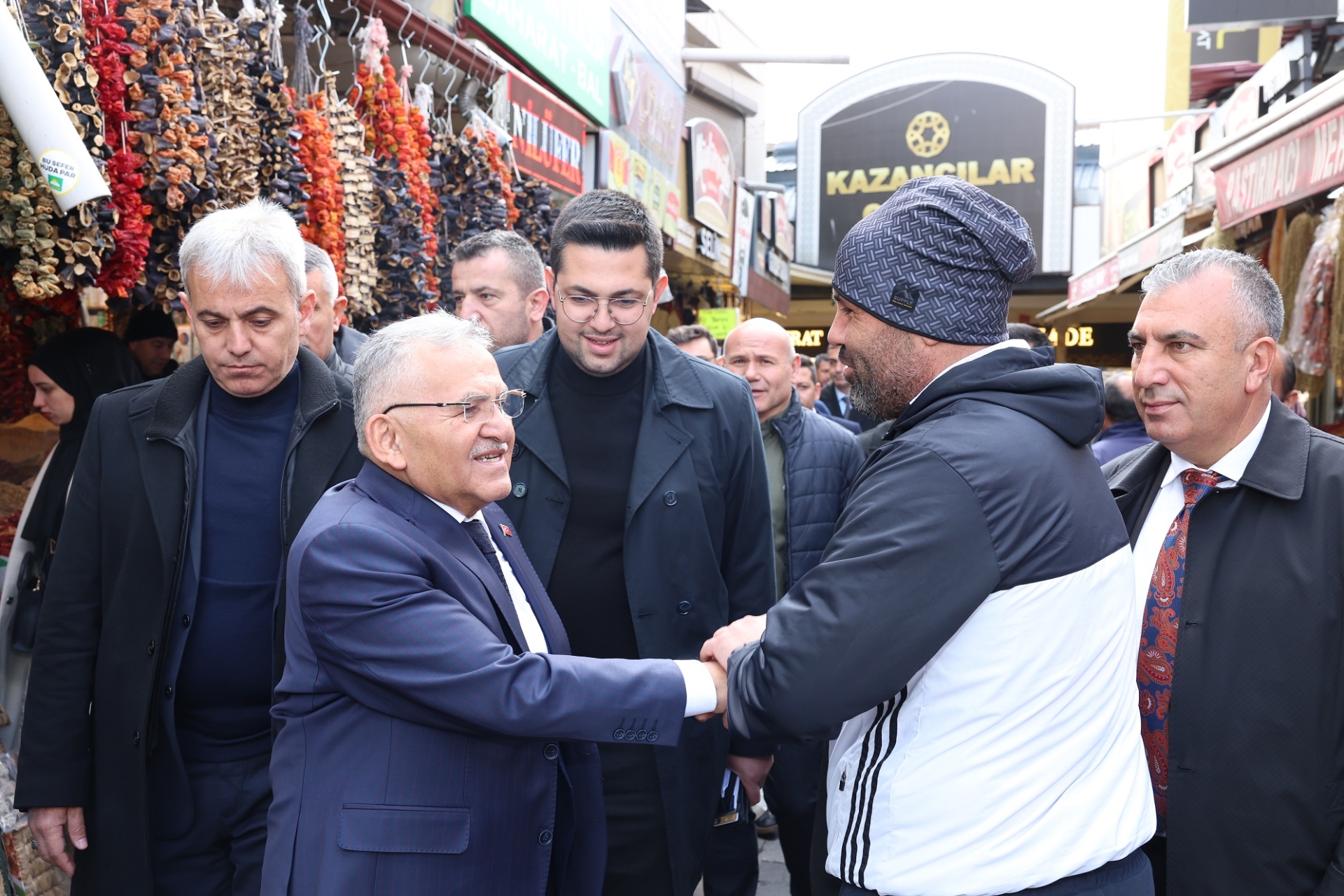 Kazancılar Çarşı’sı Esnafı ile Buluşan Büyükkılıç: “Durmak Yok, Koşmaya Devam”