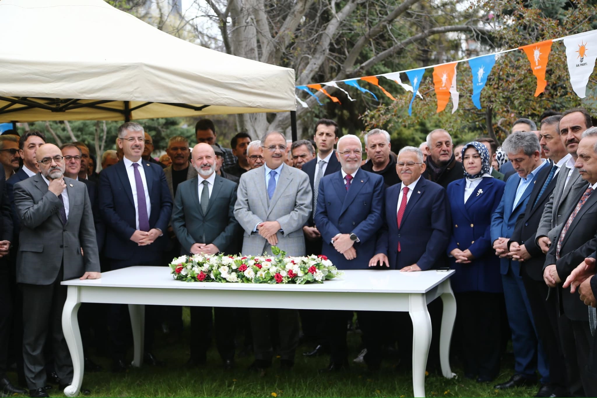 Büyükkılıç, AK Parti’de Bakan Özhaseki, Başkan Vekili Elitaş ve Teşkilat Üyeleri ile Bayramlaştı