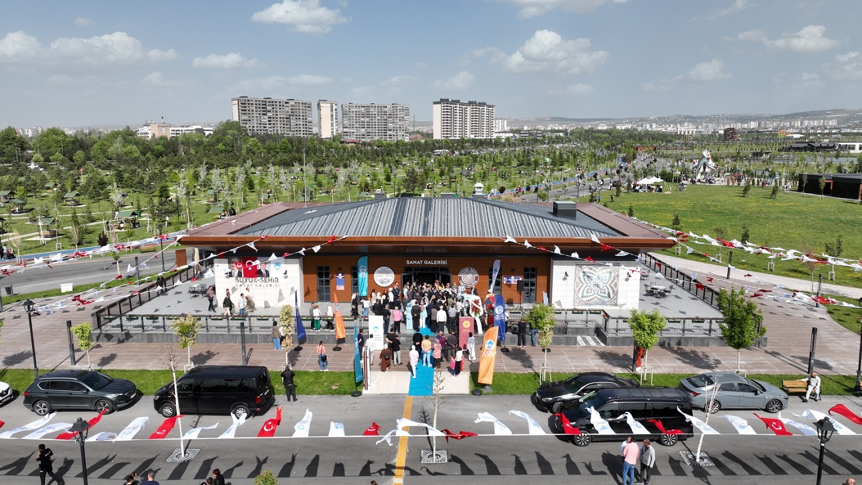 Başkan Büyükkılıç’a Sanatseverlerden “Büyük Şehir Sanat Galerisi” Teşekkürü