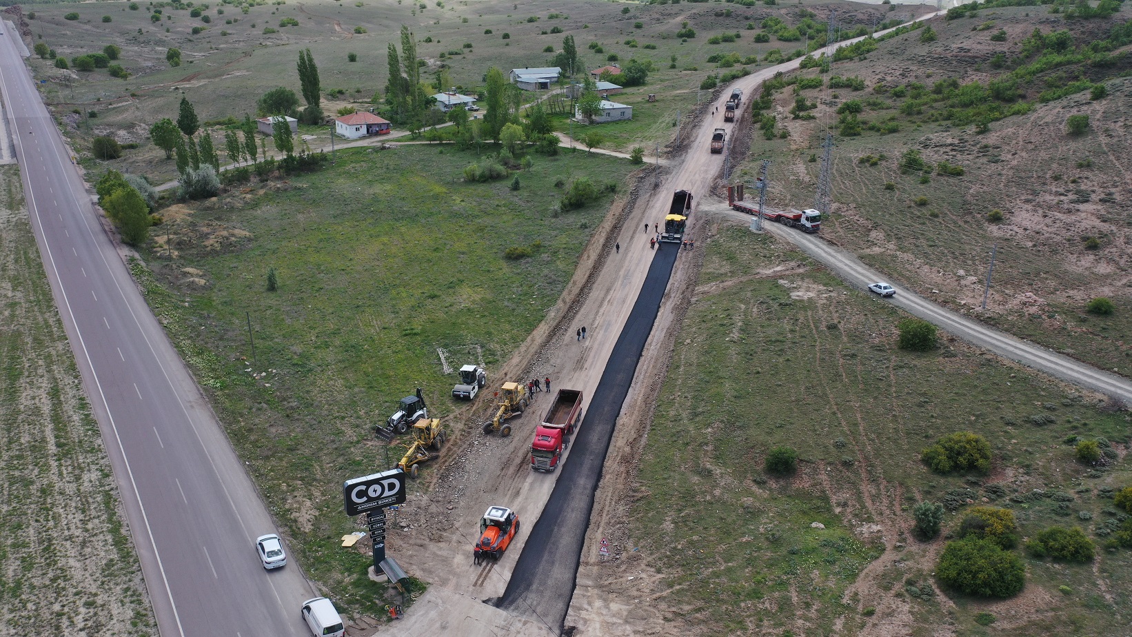 Başkan Büyükkılıç’ın 40 Milyon TL’ye Hizmete Kazandırdığı İş Makineleri, Pınarbaşı’da Yol Çalışması Yaptı
