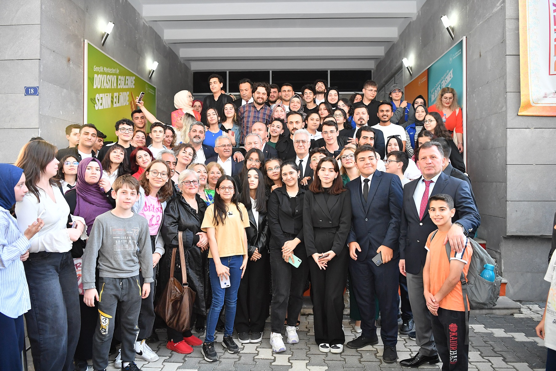 Büyükkılıç, Akar ve Karadağlı, Tiyatro Söyleşisinde Gençlerle Buluştu, Birlikte Tiyatro İzledi