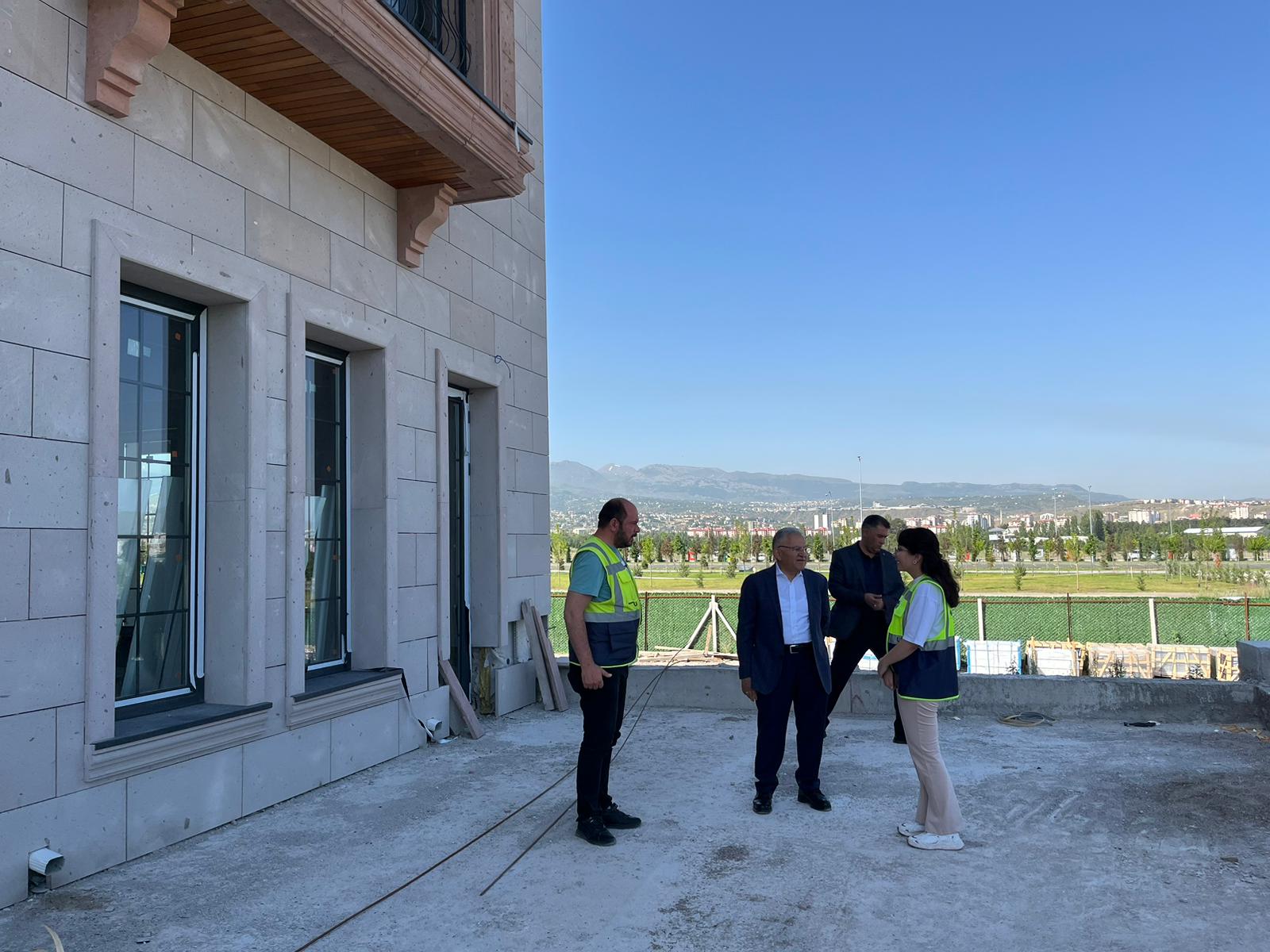 Başkan Büyükkılıç, Güne İnşaatı Devam Eden Şantiyeleri İnceleyerek Başladı