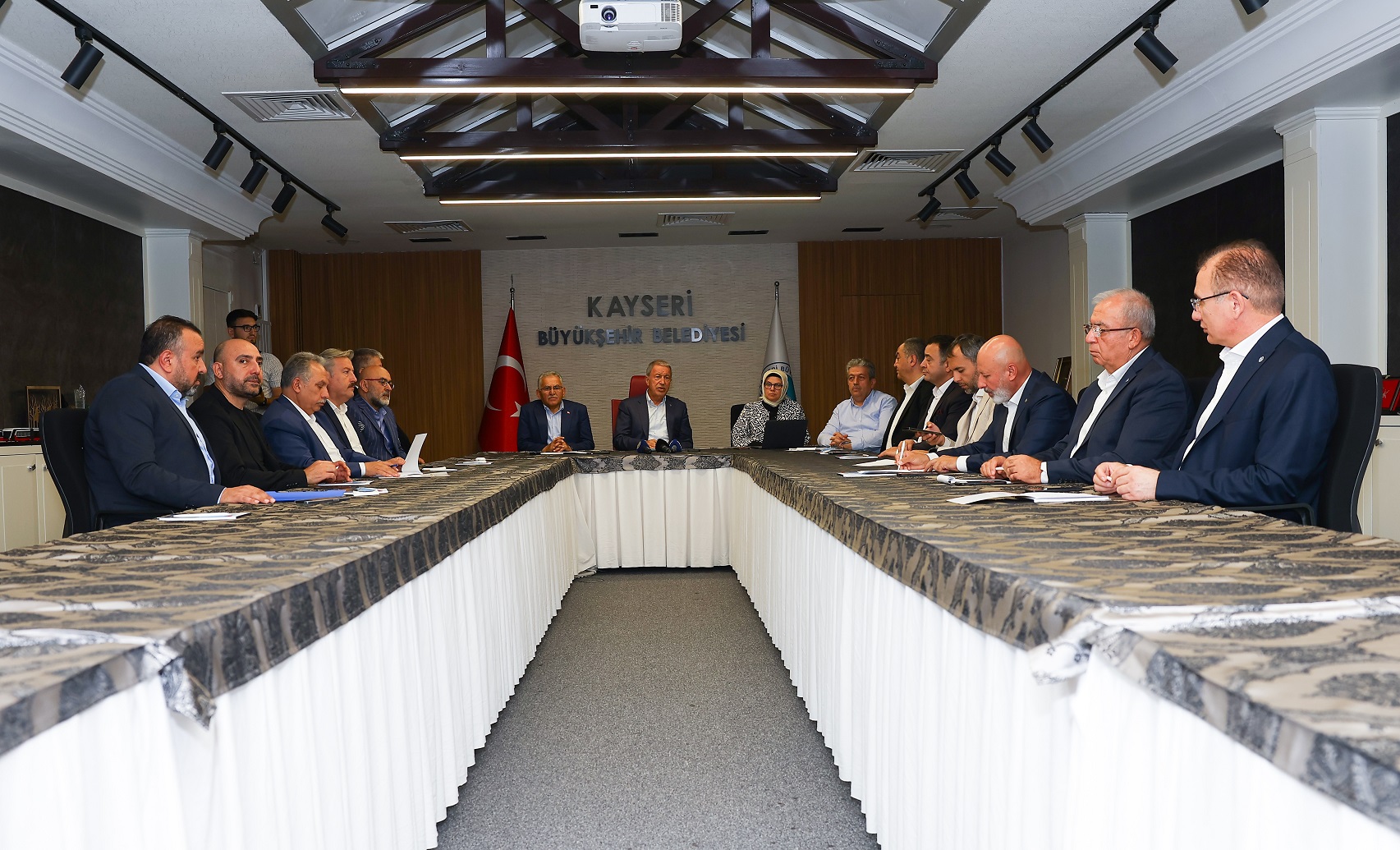 Akar ve Büyükkılıç’tan OSB ve Oda Başkanlarıyla Yatırım Değerlendirme Toplantısı