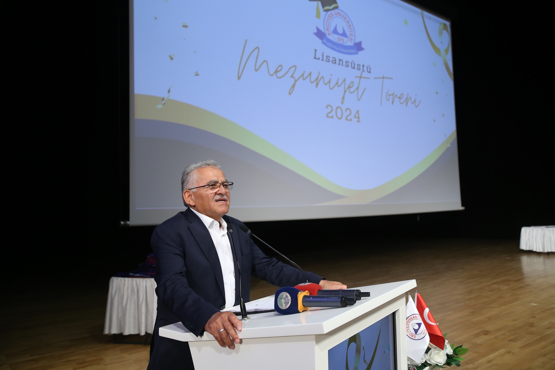 Başkan Büyükkılıç, ERÜ 2023-2024 Lisansüstü Mezunlarının Heyecanına Ortak Oldu