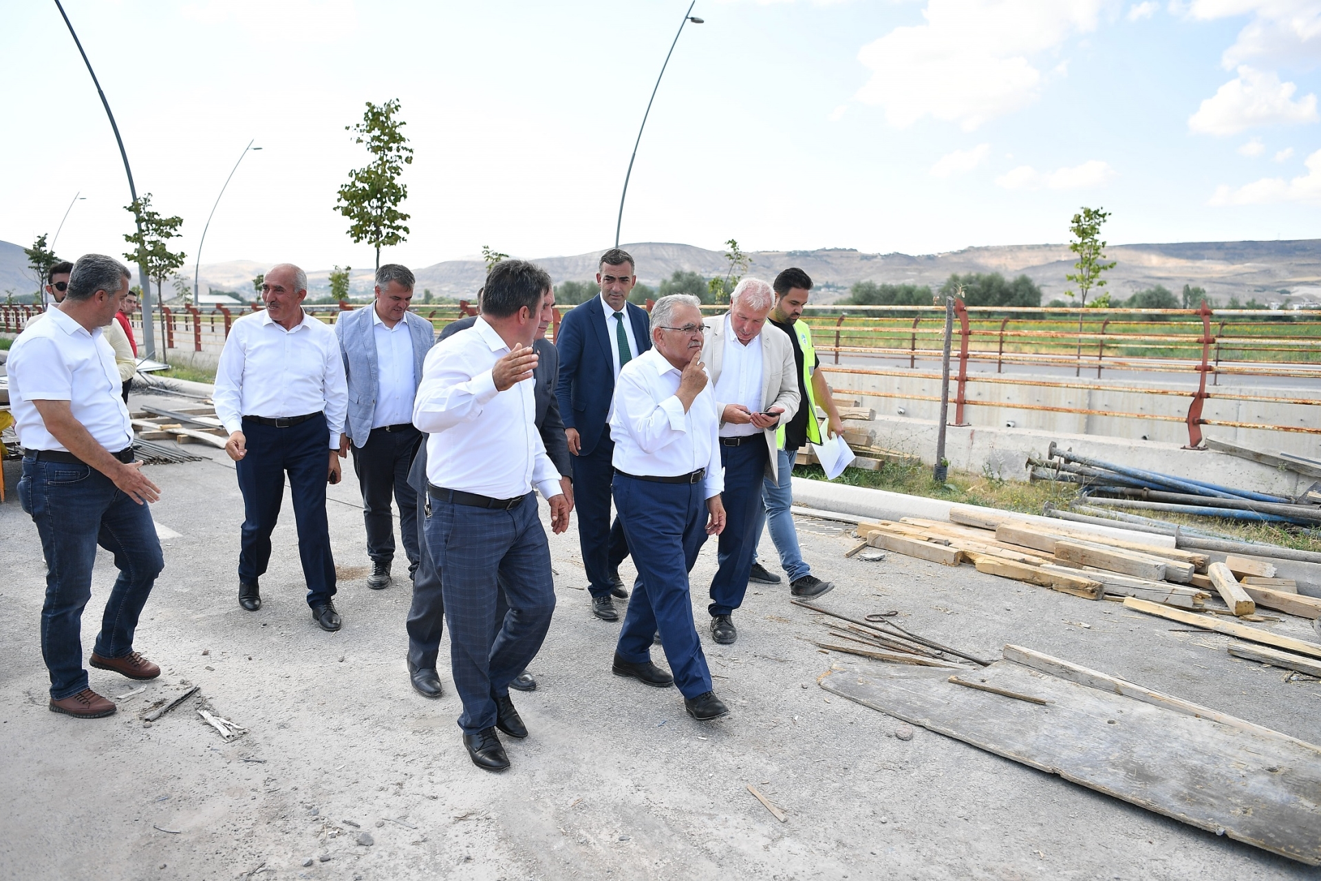 Esnaf Dostu Başkan Büyükkılıç, Şeker TOKİ ve Oto Servisleri Sanayi Sitesi’ne Hizmet Verecek Köprü Çalışmasını İnceledi