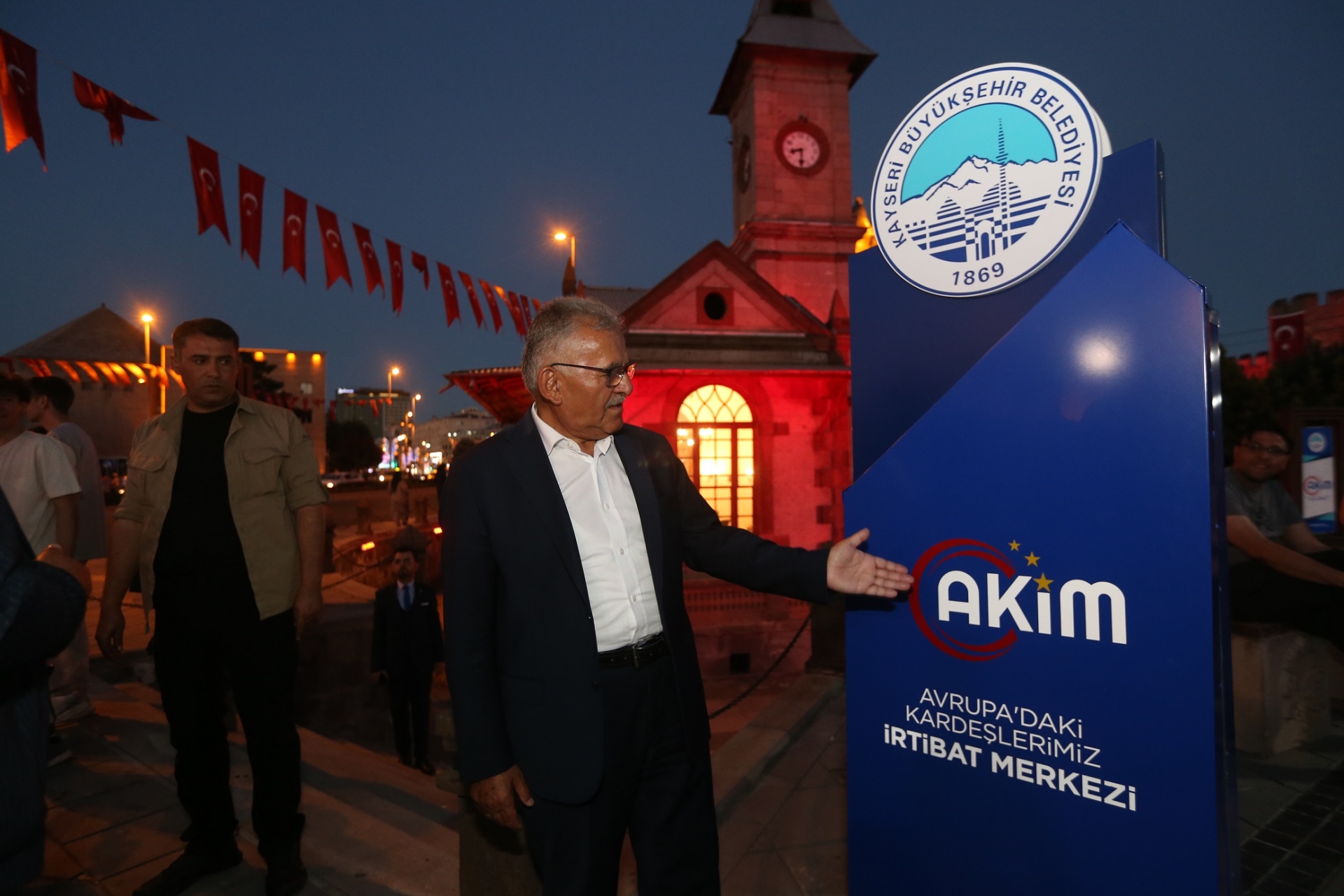 Başkan Büyükkılıç’ın Avrupa’daki Kardeşlerimiz İrtibat Merkezi’ne Gurbetçilerden Tam Not