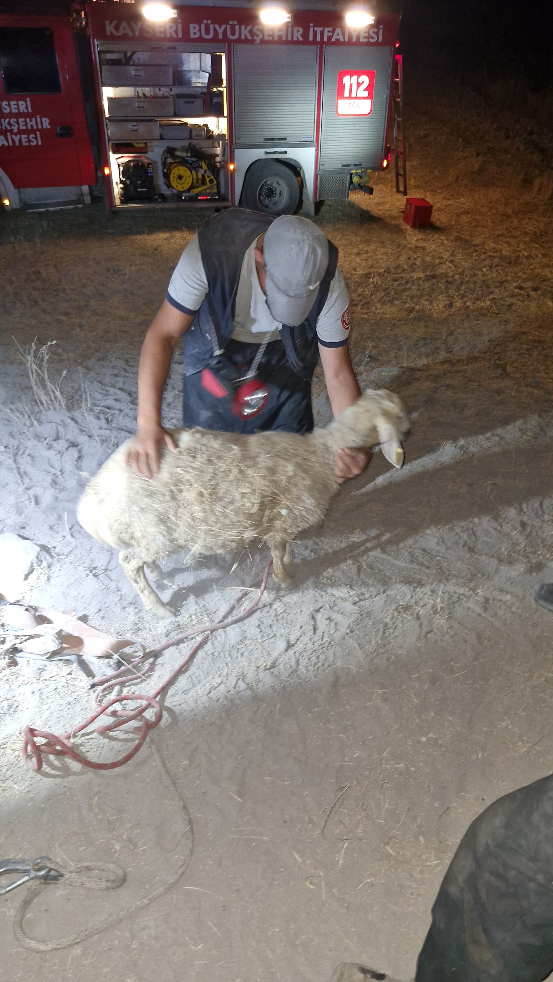 Büyükşehir İtfaiyesi’nden Gece Yarısı “Koyun Kurtarma” Çalışması