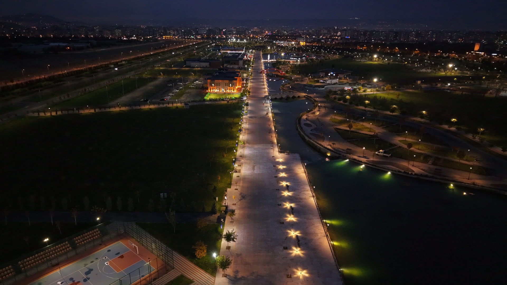 Büyükşehir, Millet Bahçesini 65 Adet LED Direk Aydınlatma Sistemi ile Renklendirdi