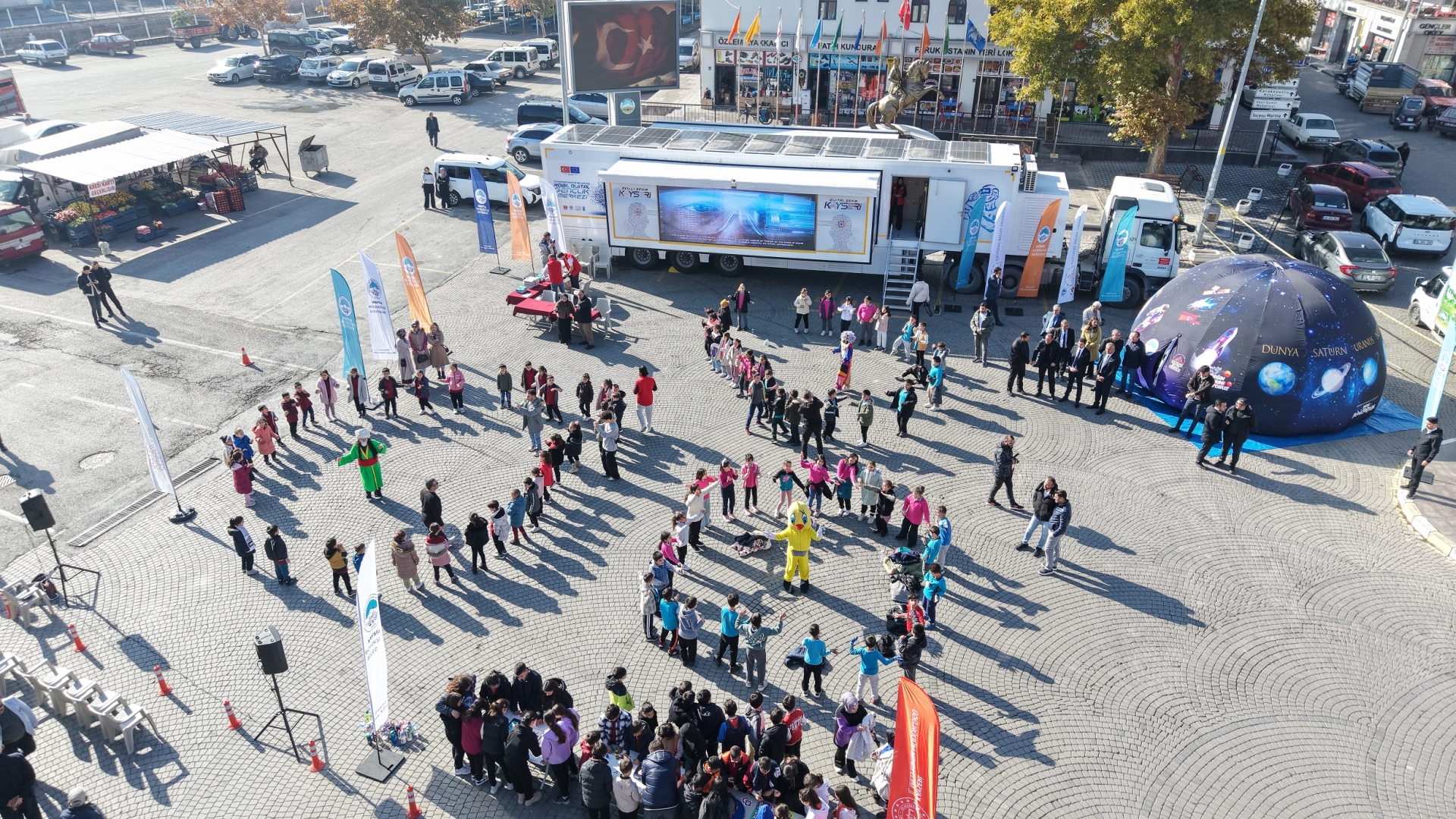 Büyükşehir’in Bilim ve Teknoloji Hizmeti Mobil Dijital Gençlik Merkezi’nin İlk Durağı İncesu Oldu