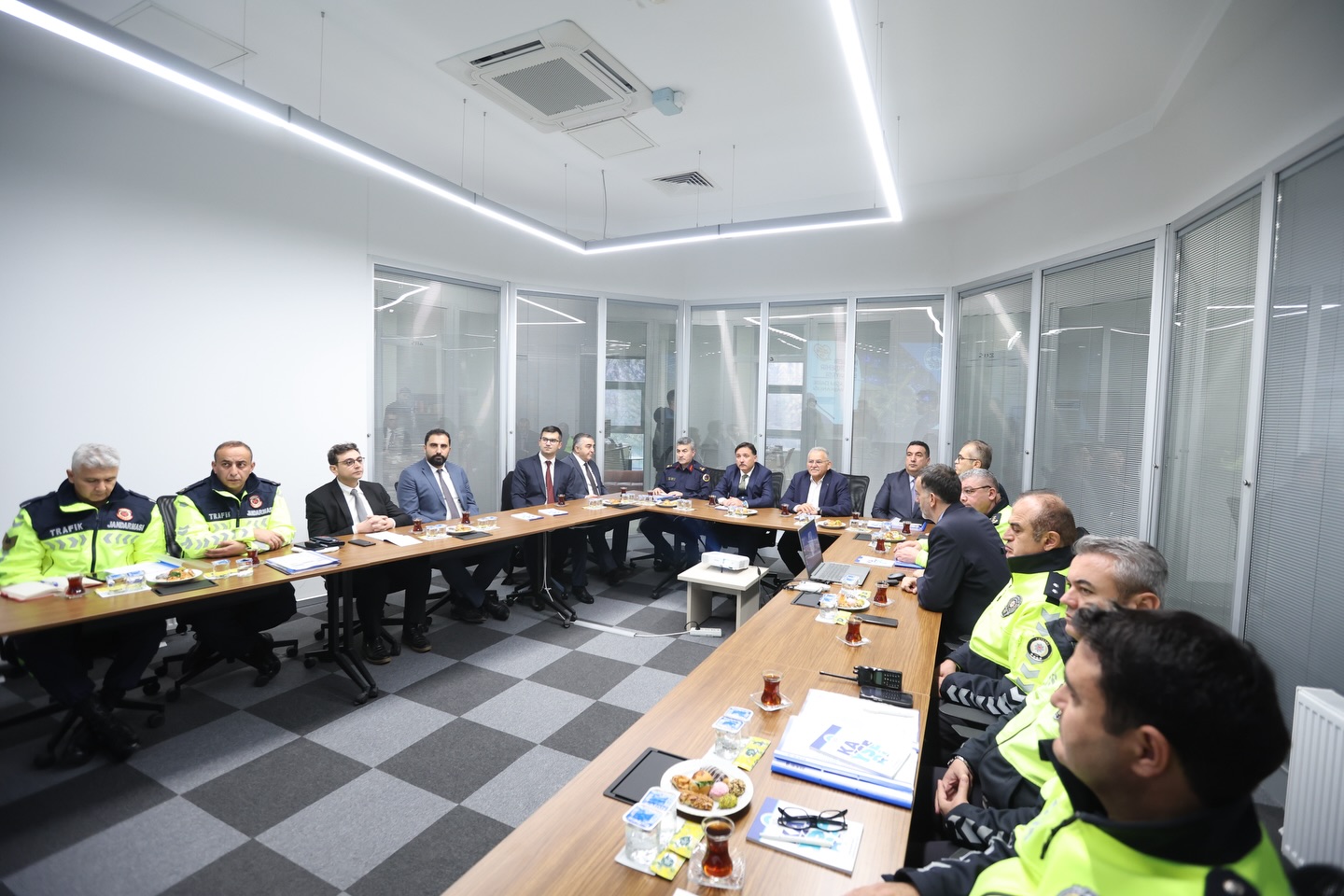 Vali Çiçek ve Başkan Büyükkılıç, Trafik Kontrol Merkezi’nde