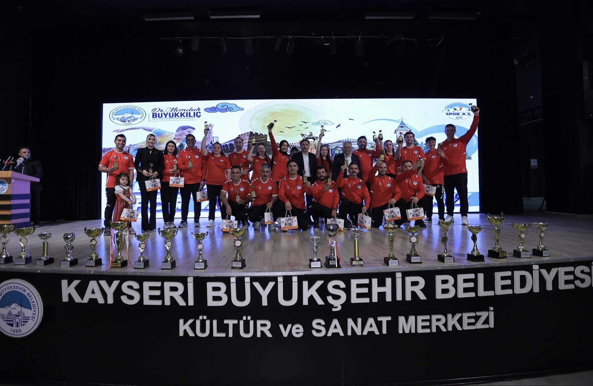 Genç Sporcuları Ödüllendiren Büyükkılıç: “Yeni Bir Hedef, Avrupa Spor Başkenti Kayseri”