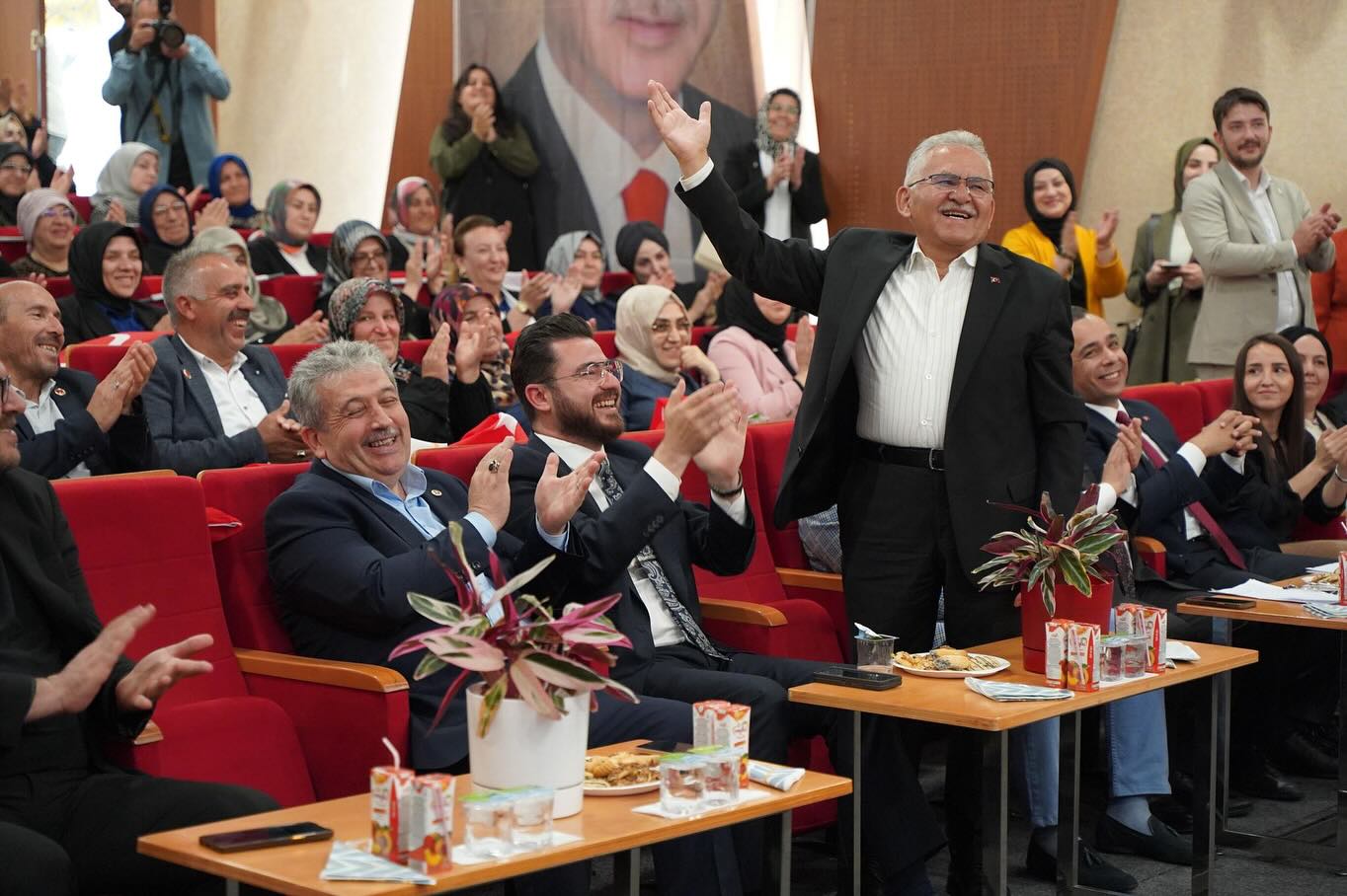 Başkan Büyükkılıç, AK Parti Talas ve Kocasinan İlçe Danışma Meclisi Toplantılarına Katıldı