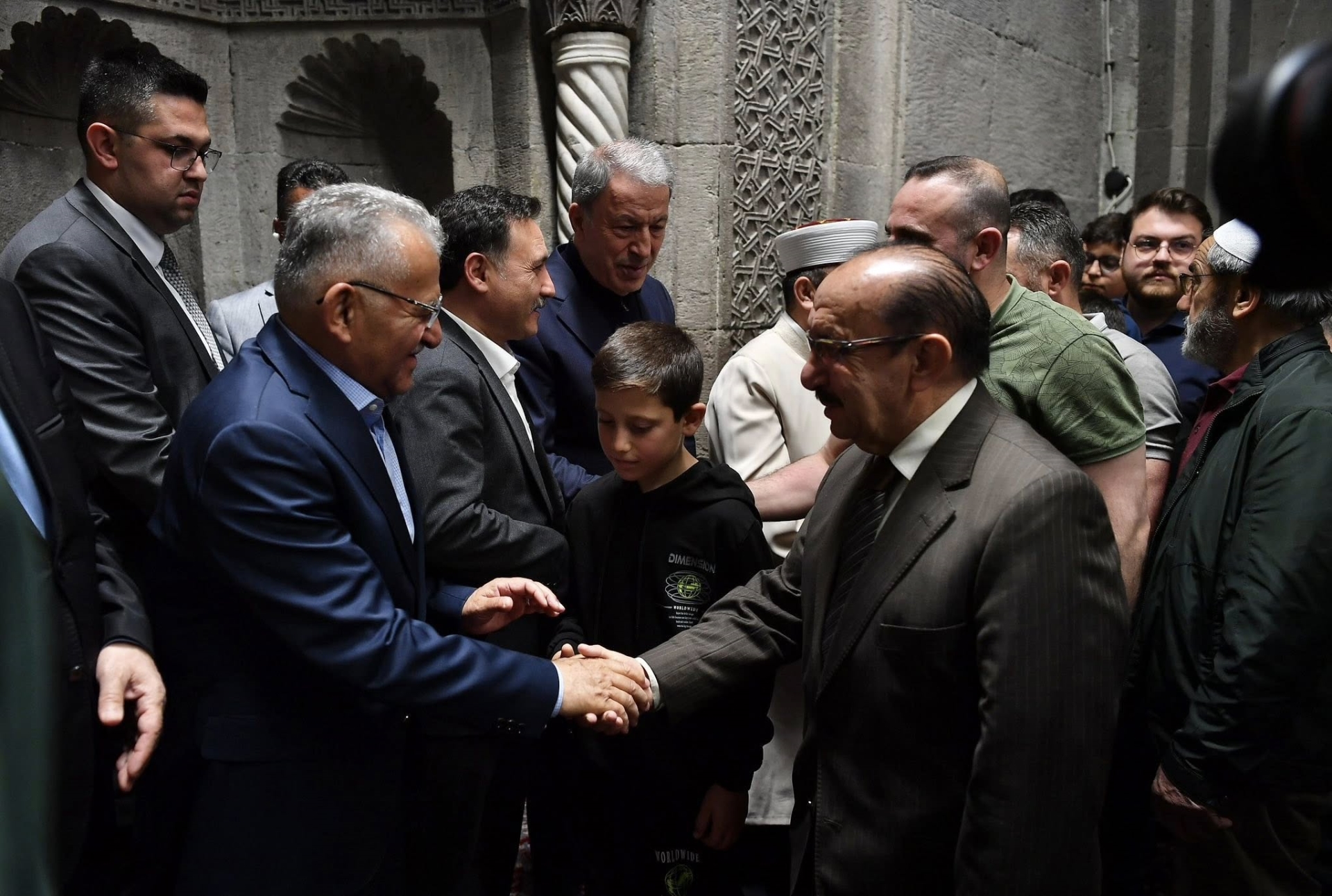 Büyükkılıç, Bayram Namazının Ardından Kayserililerle Bayramlaştı