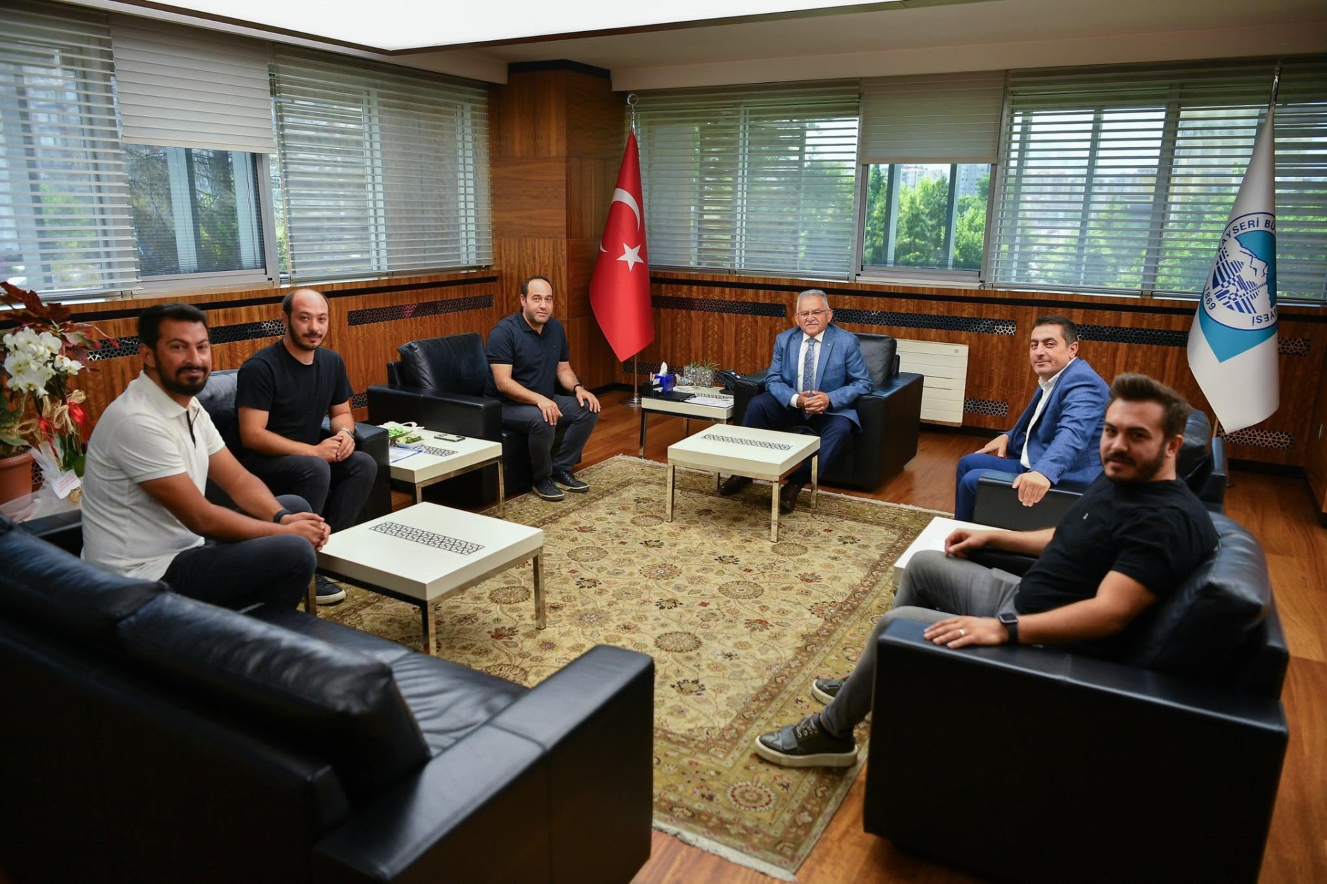 Başkan Büyükkılıç, Her Kesimden Konuklarını Makamında Ağırladı