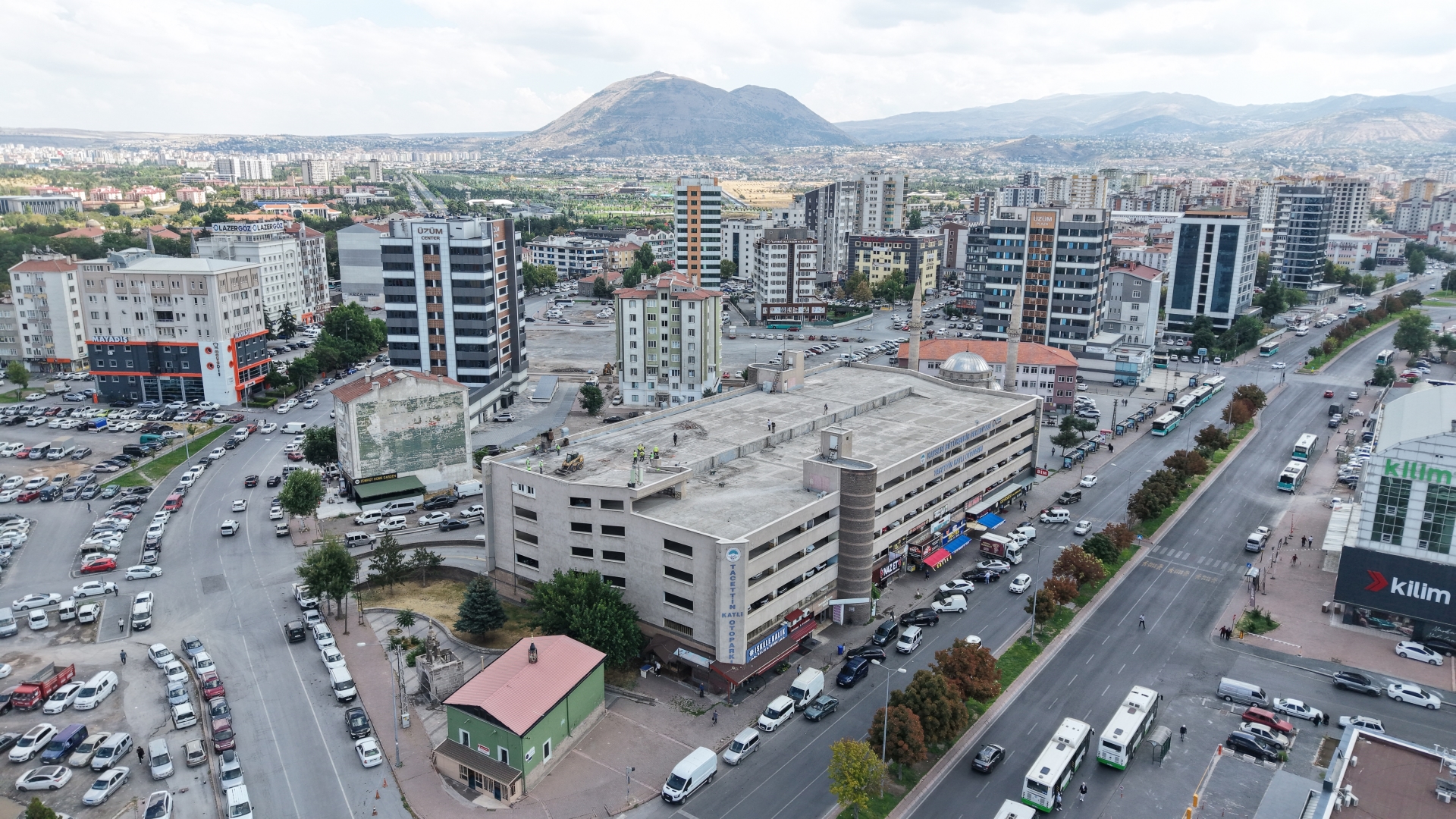 Büyükşehir, Tacettin Katlı Otoparkı'nın Çatısını Yeniliyor