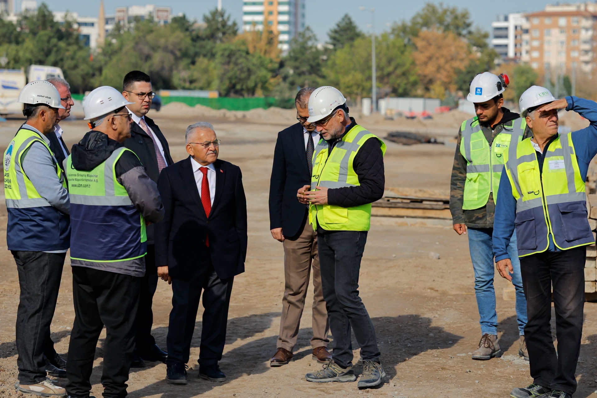Başkan Büyükkılıç, Sabahın İlk Saatlerinde Kartal Katlı Kavşağı’ndaki Çalışmaları İnceledi