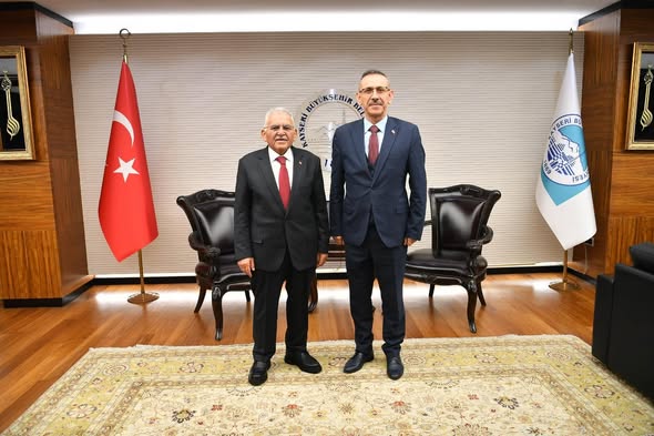 Başkan Büyükkılıç, Konuklarını Makamında Ağırladı