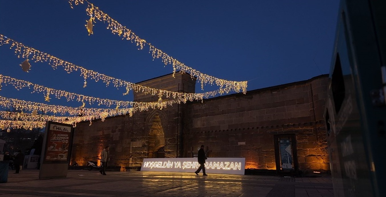 Büyükşehir’den Şehre Manevi Atmosfer: Hunat’ta 'Ramazan' Işıltısı