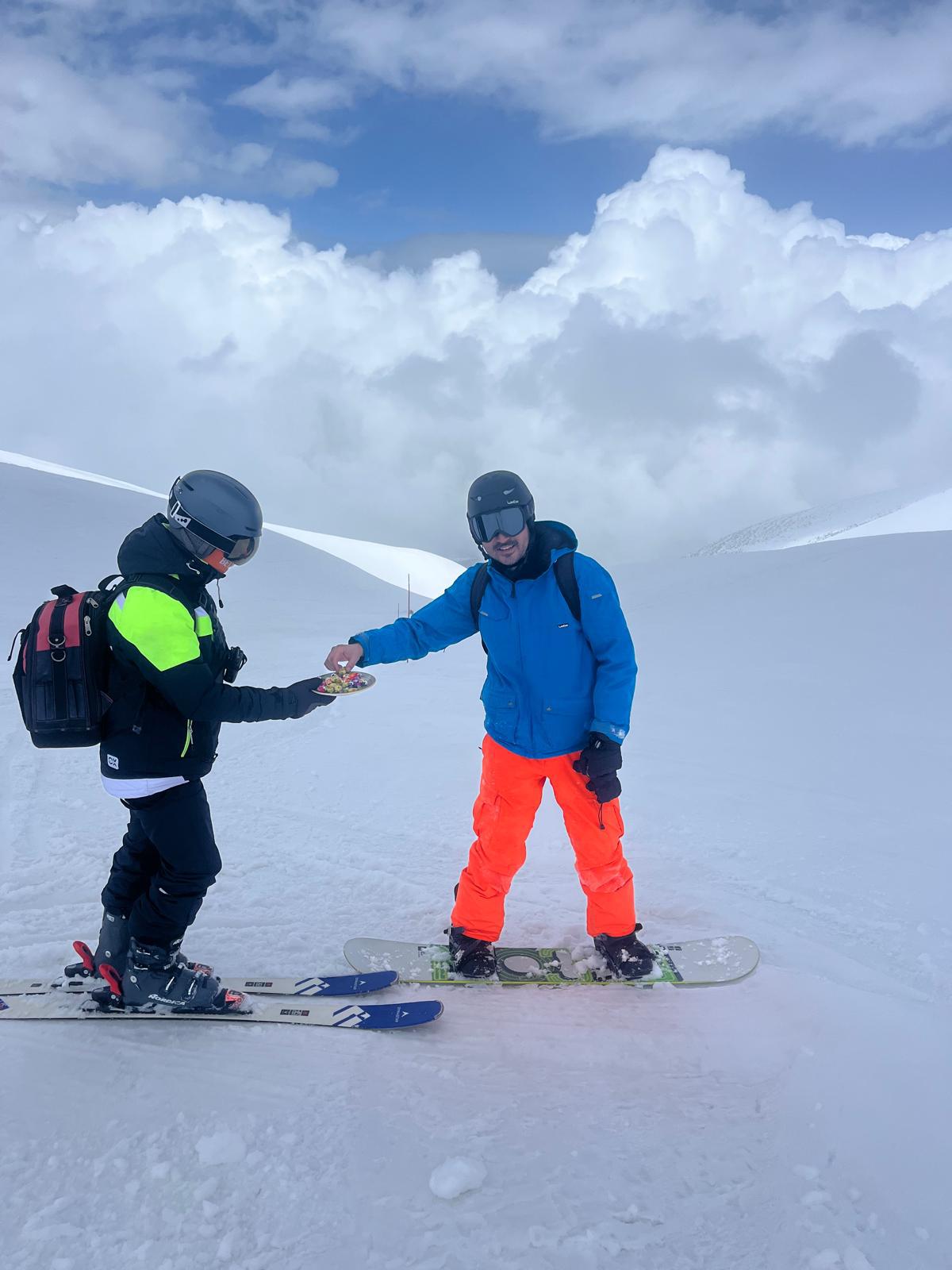 Erciyes A.Ş. Bayram Sevincini Pistlere Taşıdı: Kayak Tutkunlarına Bayram Şekeri İkram Edildi