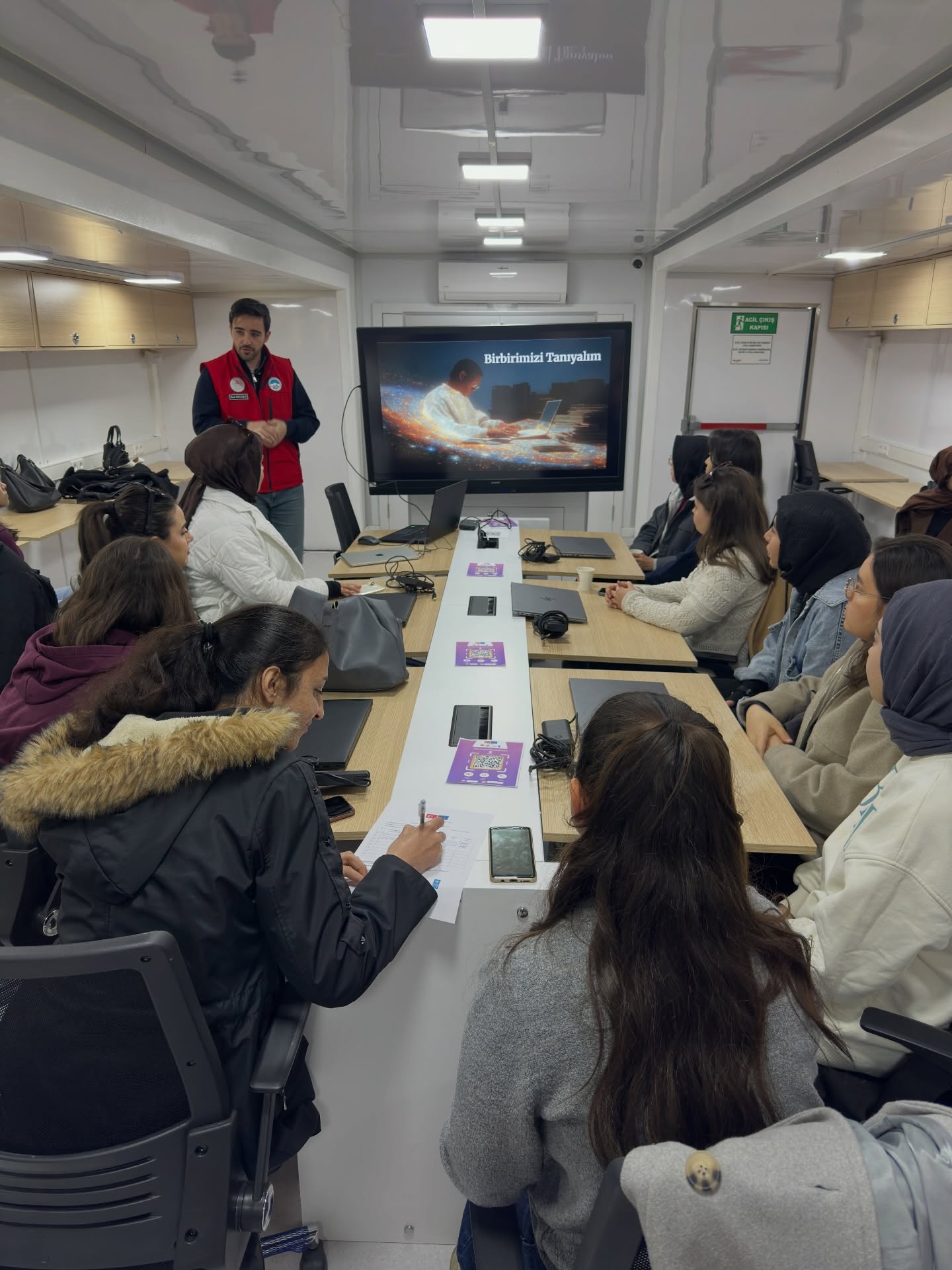 Büyükşehir’in ‘Mobil Dijital Merkezi’ Gençleri Geleceğe Taşıyor