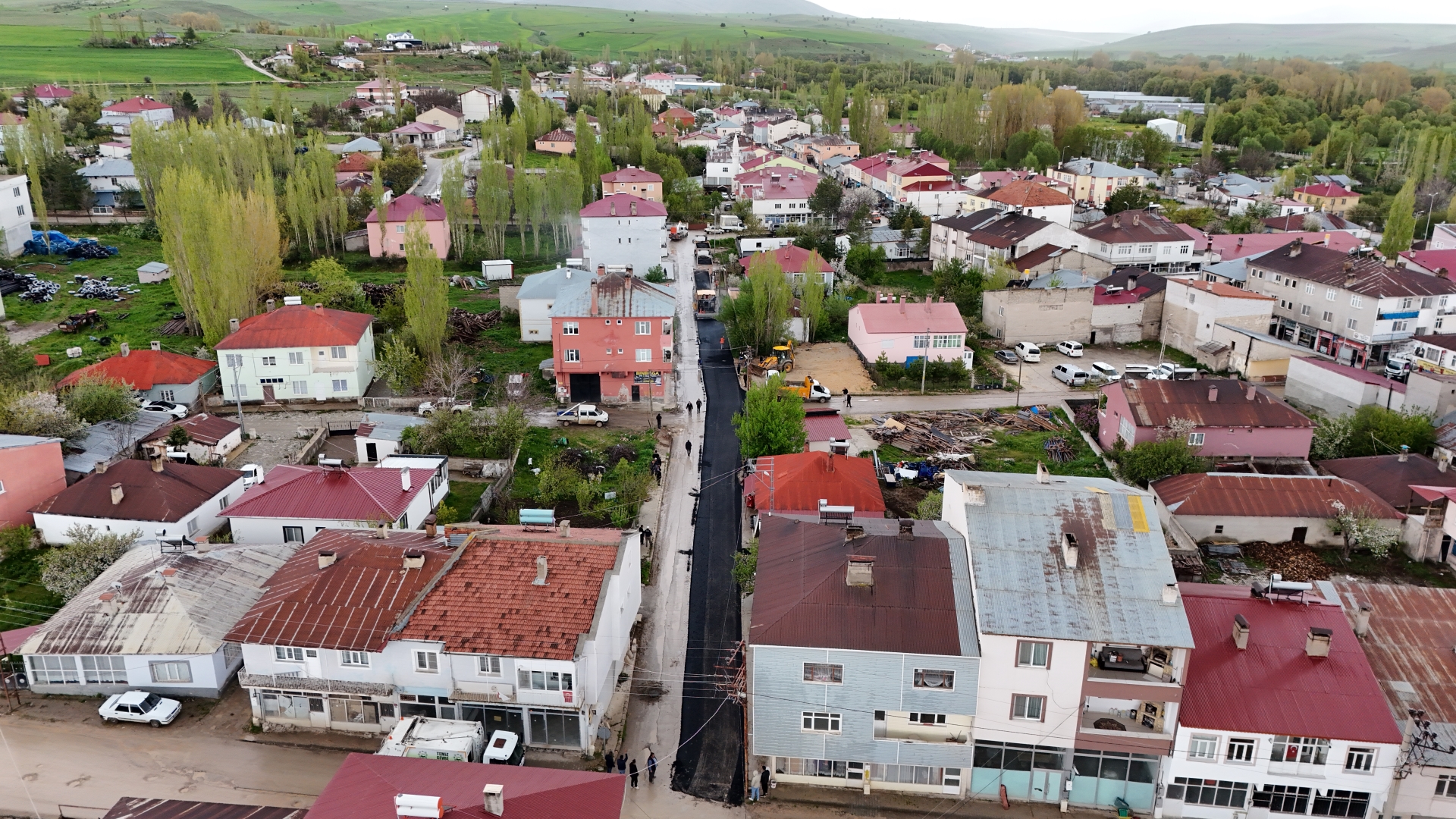 Büyükşehir’den Sarız’daki 1,3 Kilometrelik Ana Arterde Yol Yapım ve Sıcak Asfalt Çalışması