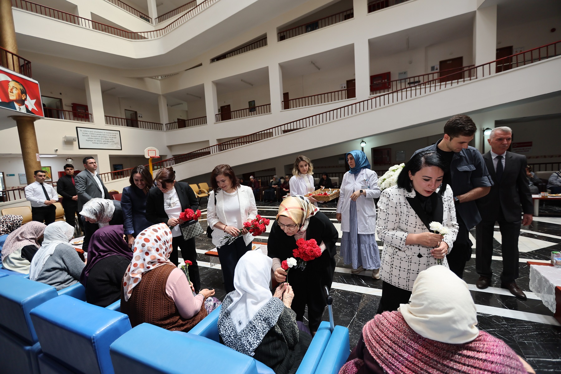 Necmiye Büyükkılıç ve Sümeyra Çiçek’ten Anneler Günü’nde Anlamlı Huzurevi Ziyareti