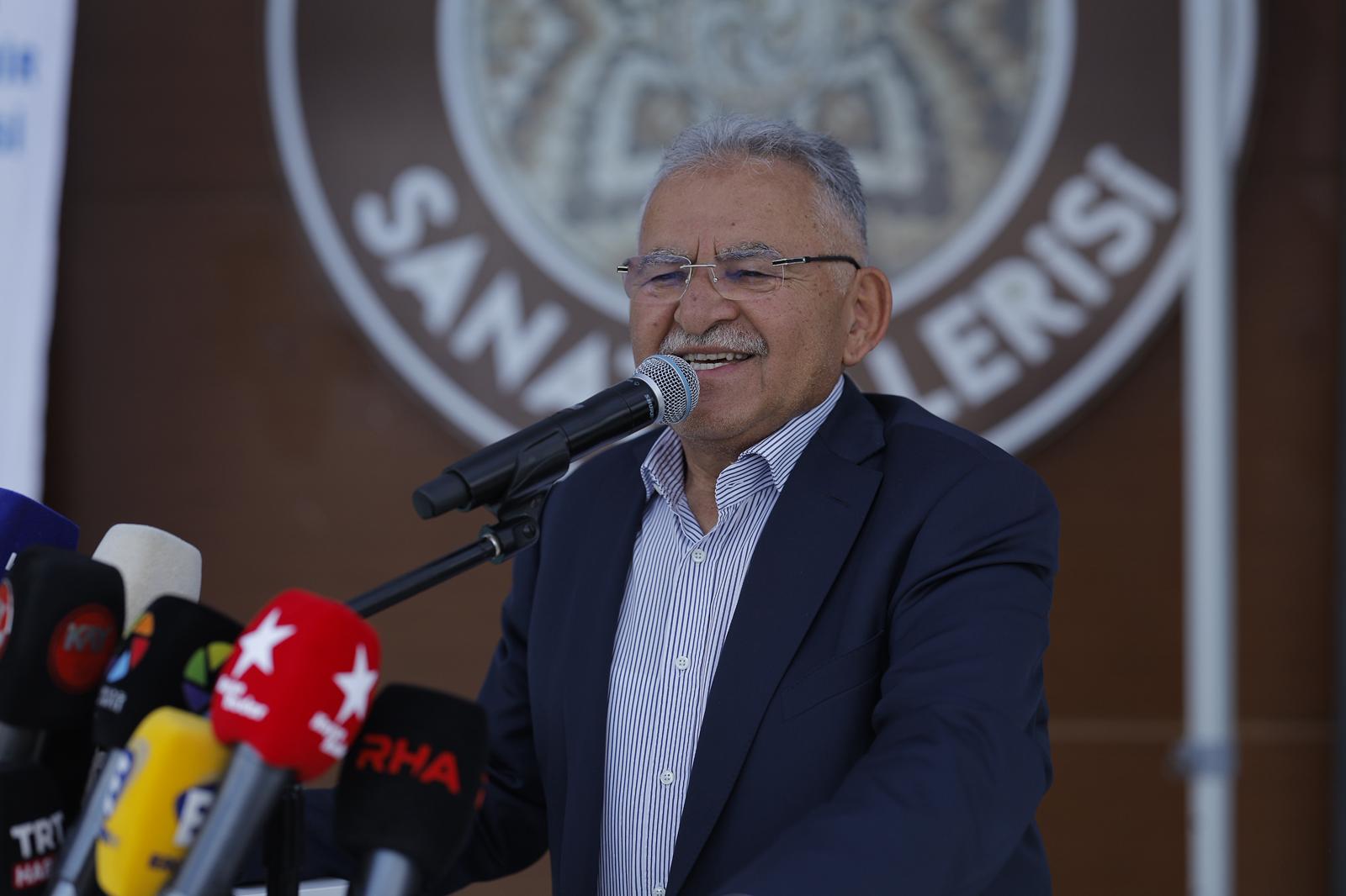 Başkan Büyükkılıç, KAYMEK’in 1.200 Eserlik Yılsonu Sergisini Açtı